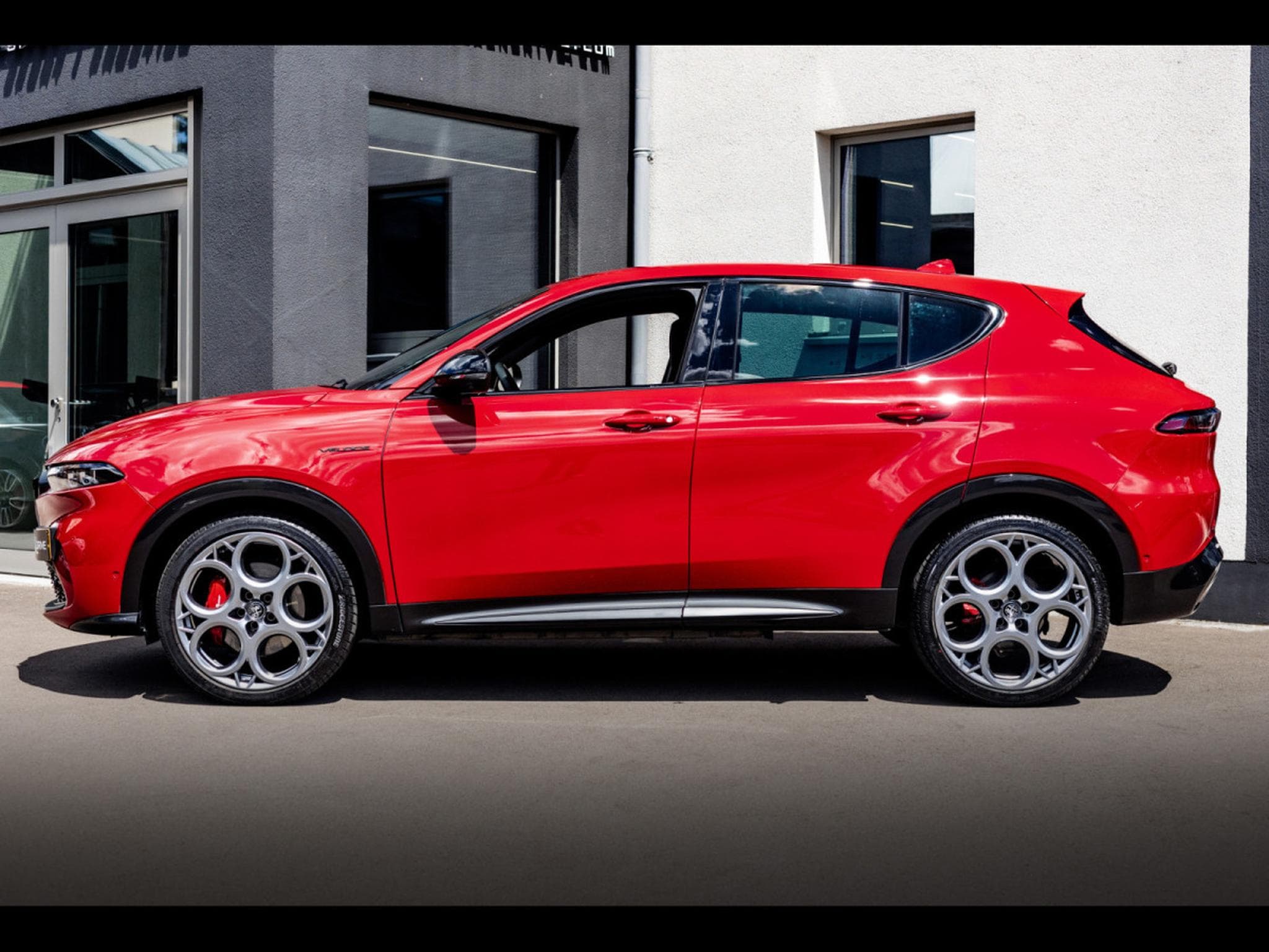 Alfa-Romeo Tonale VELOCE 1.5 MILD-HYBRID TCT – ROSSO ALFA (2023) - Photo 2