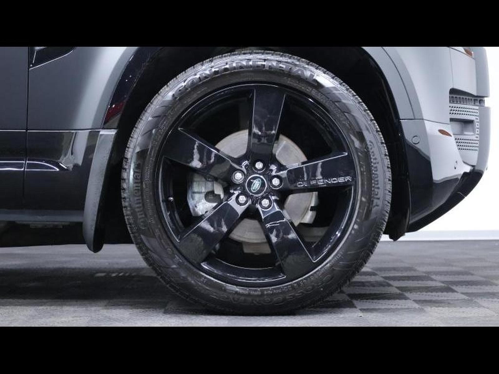 Land-Rover Defender 110 D250 xDynamic SE (2025) - Photo 10