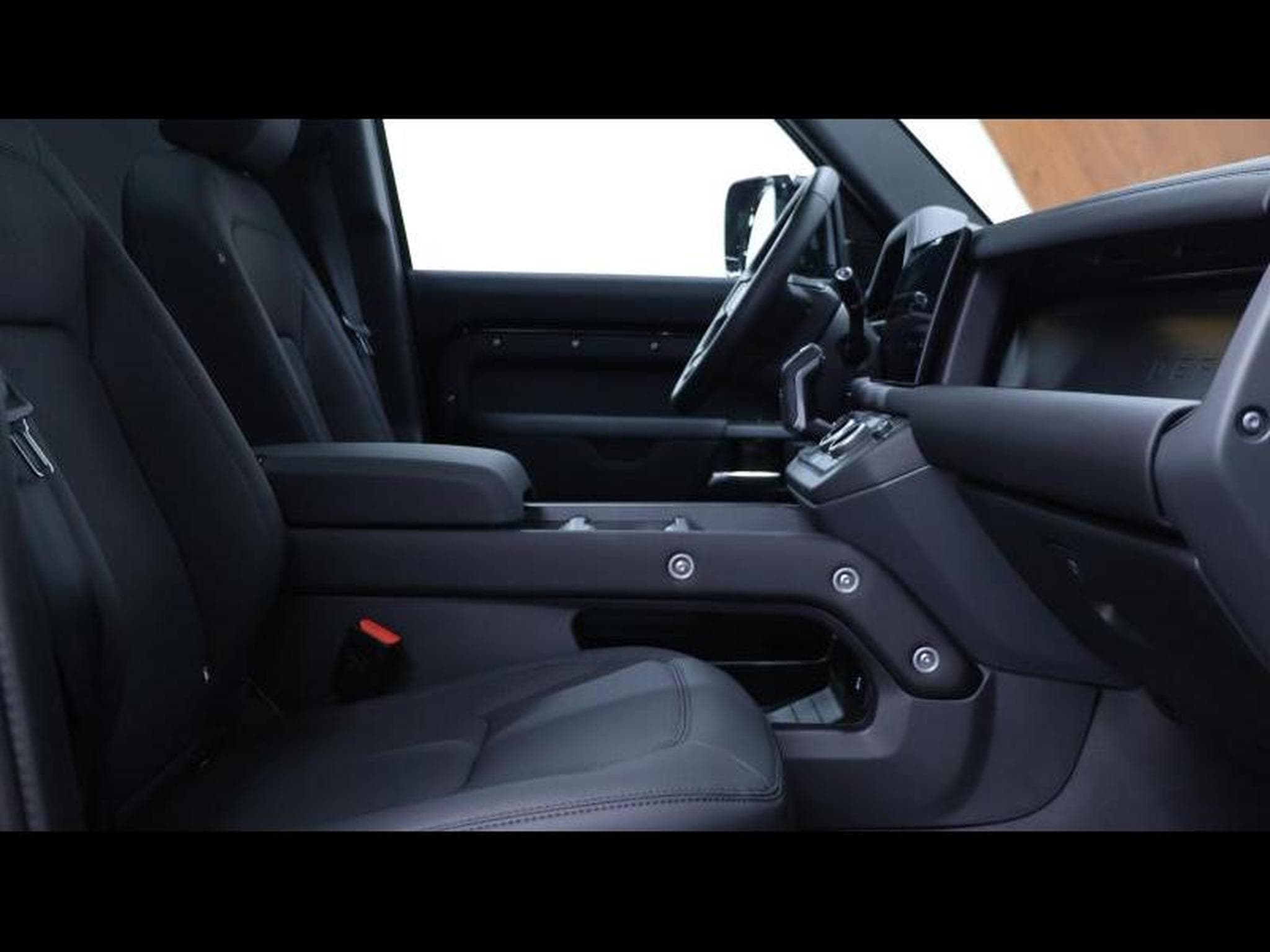 Land-Rover Defender 110 D250 xDynamic SE (2025) - Photo 11