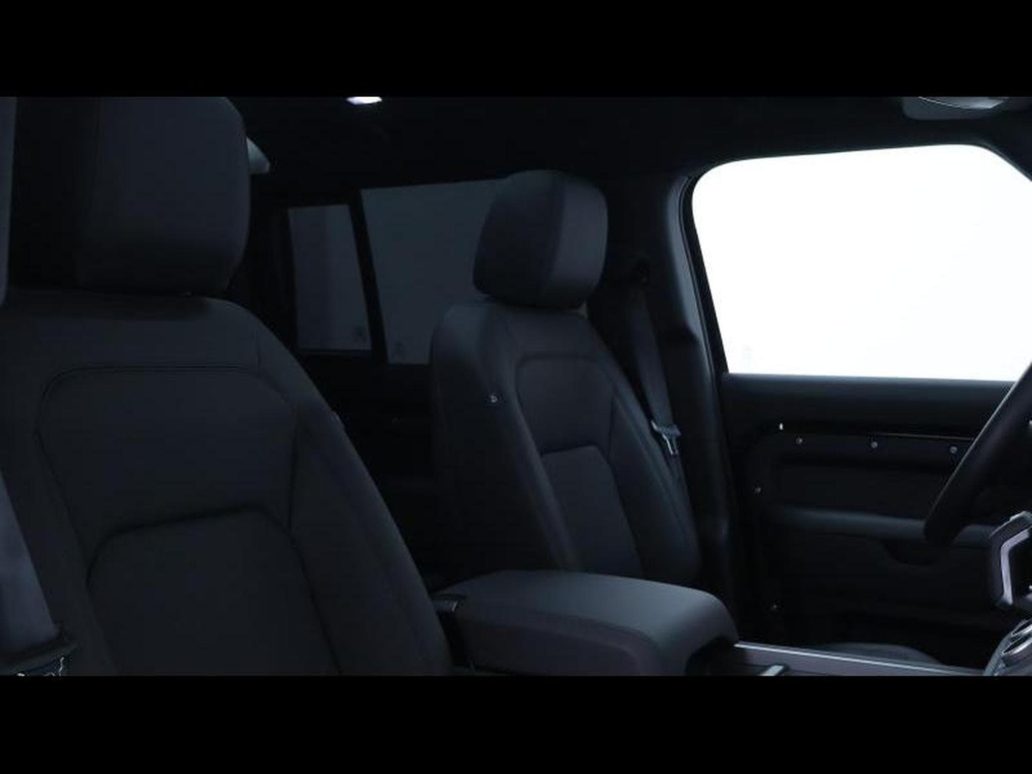 Land-Rover Defender 110 D250 xDynamic SE (2025) - Photo 12