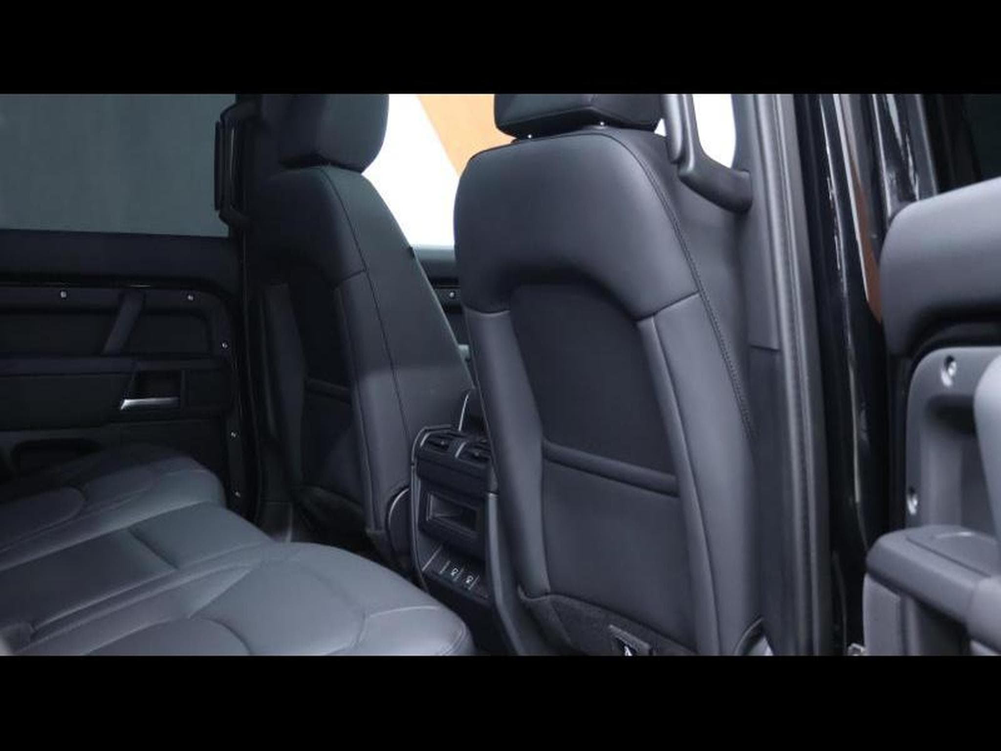 Land-Rover Defender 110 D250 xDynamic SE (2025) - Photo 13