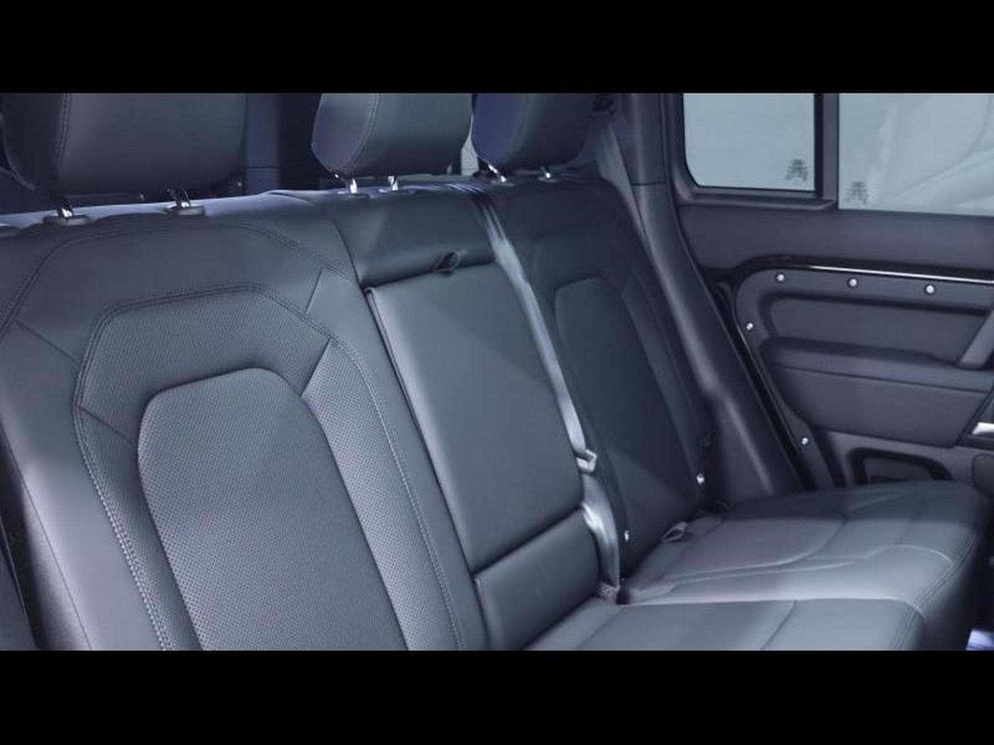 Land-Rover Defender 110 D250 xDynamic SE (2025) - Photo 14