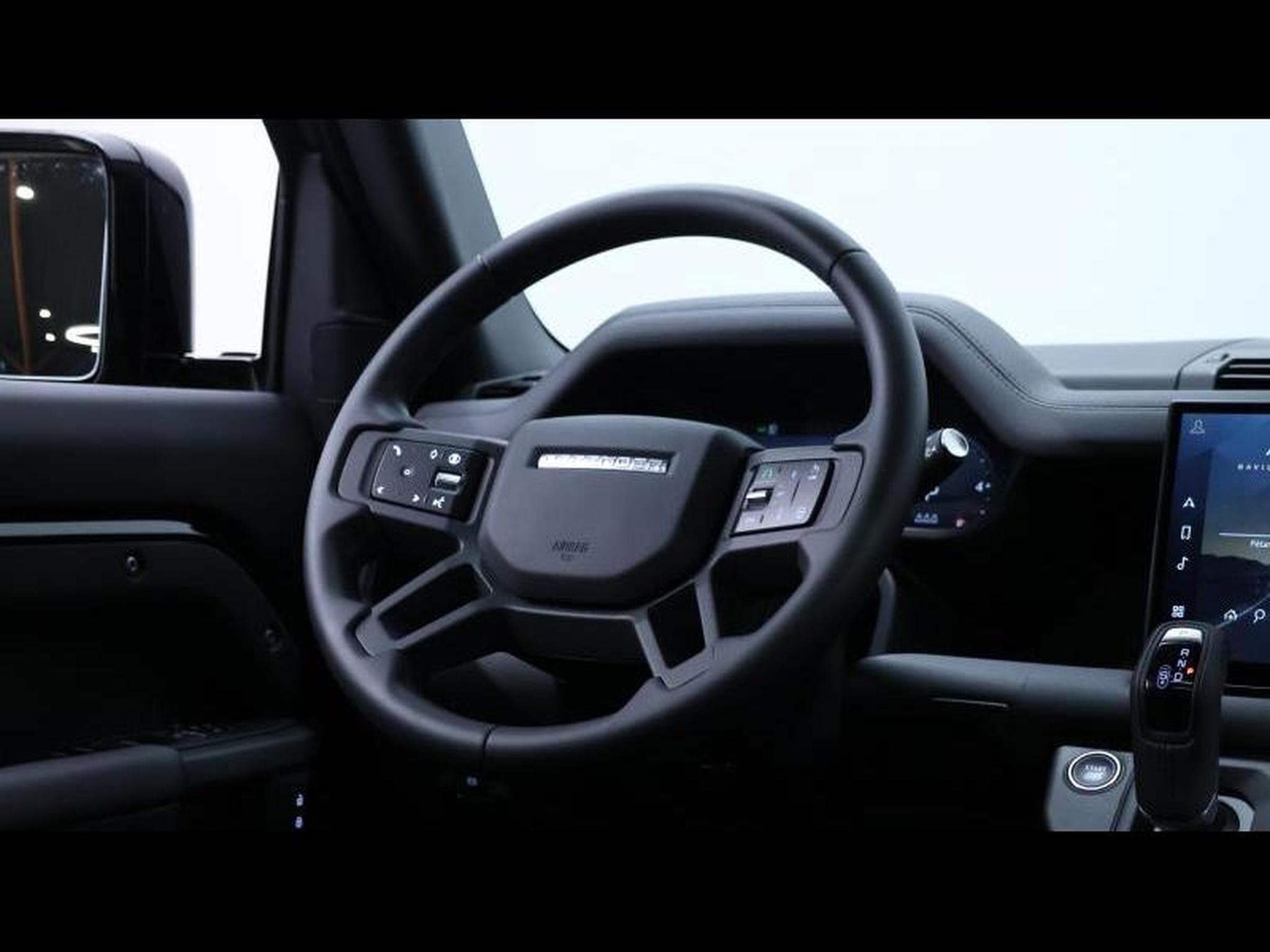 Land-Rover Defender 110 D250 xDynamic SE (2025) - Photo 16
