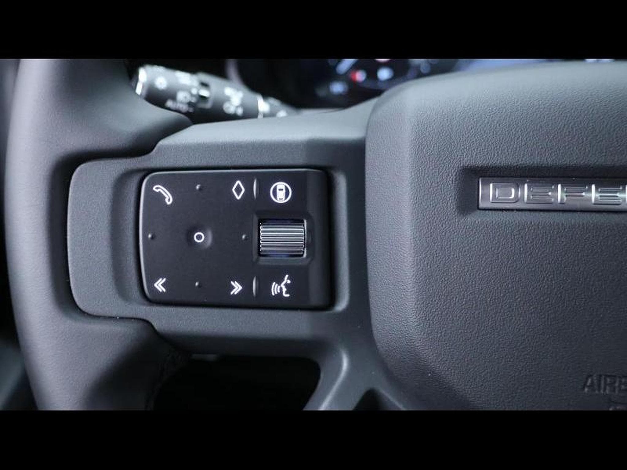 Land-Rover Defender 110 D250 xDynamic SE (2025) - Photo 17