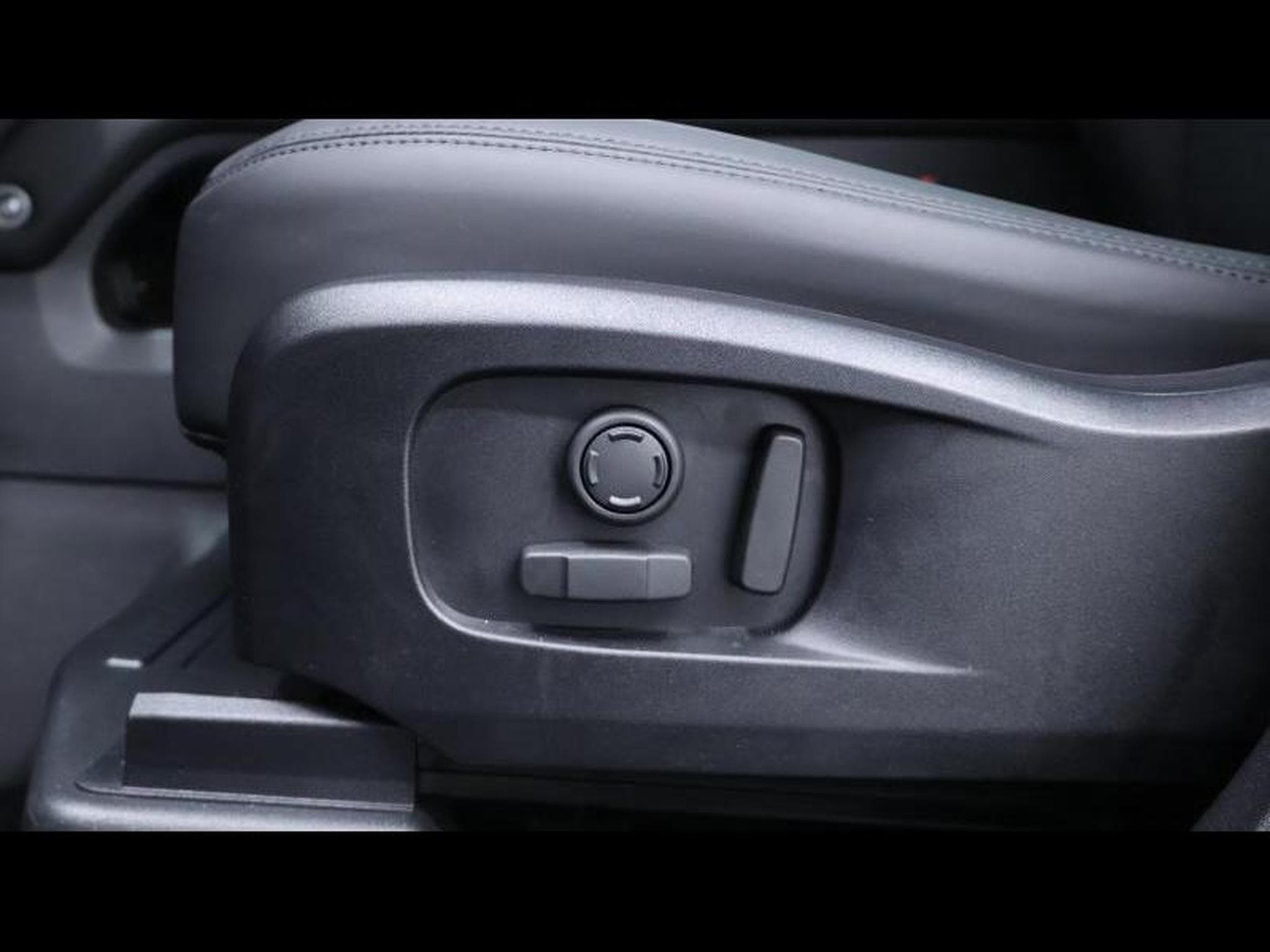 Land-Rover Defender 110 D250 xDynamic SE (2025) - Photo 24