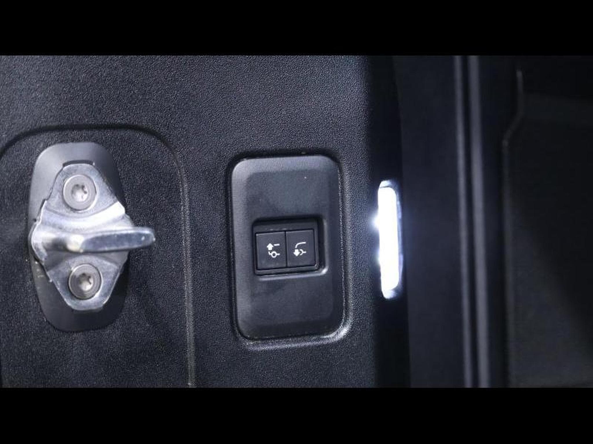 Land-Rover Defender 110 D250 xDynamic SE (2025) - Photo 27