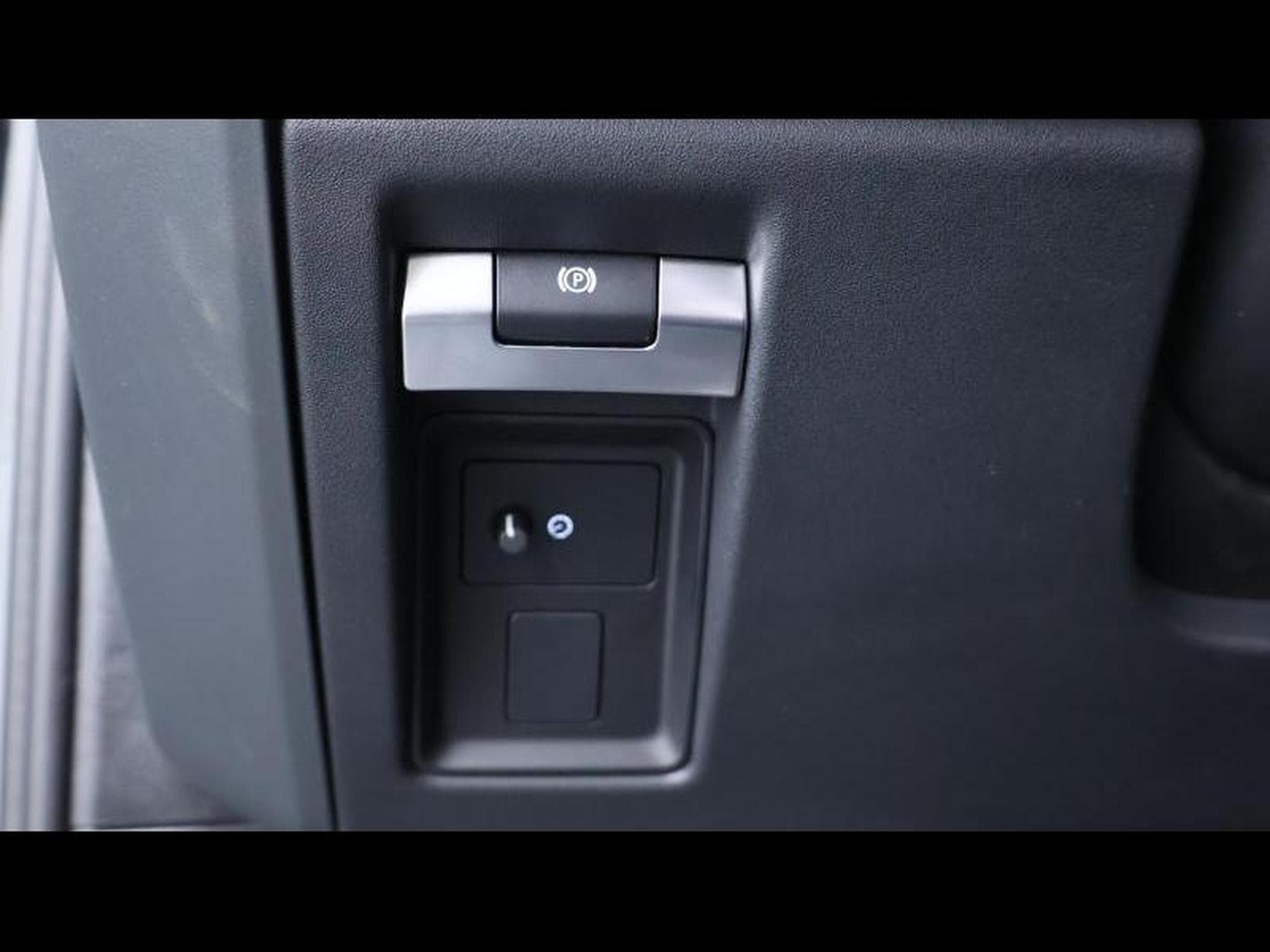 Land-Rover Defender 110 D250 xDynamic SE (2025) - Photo 28