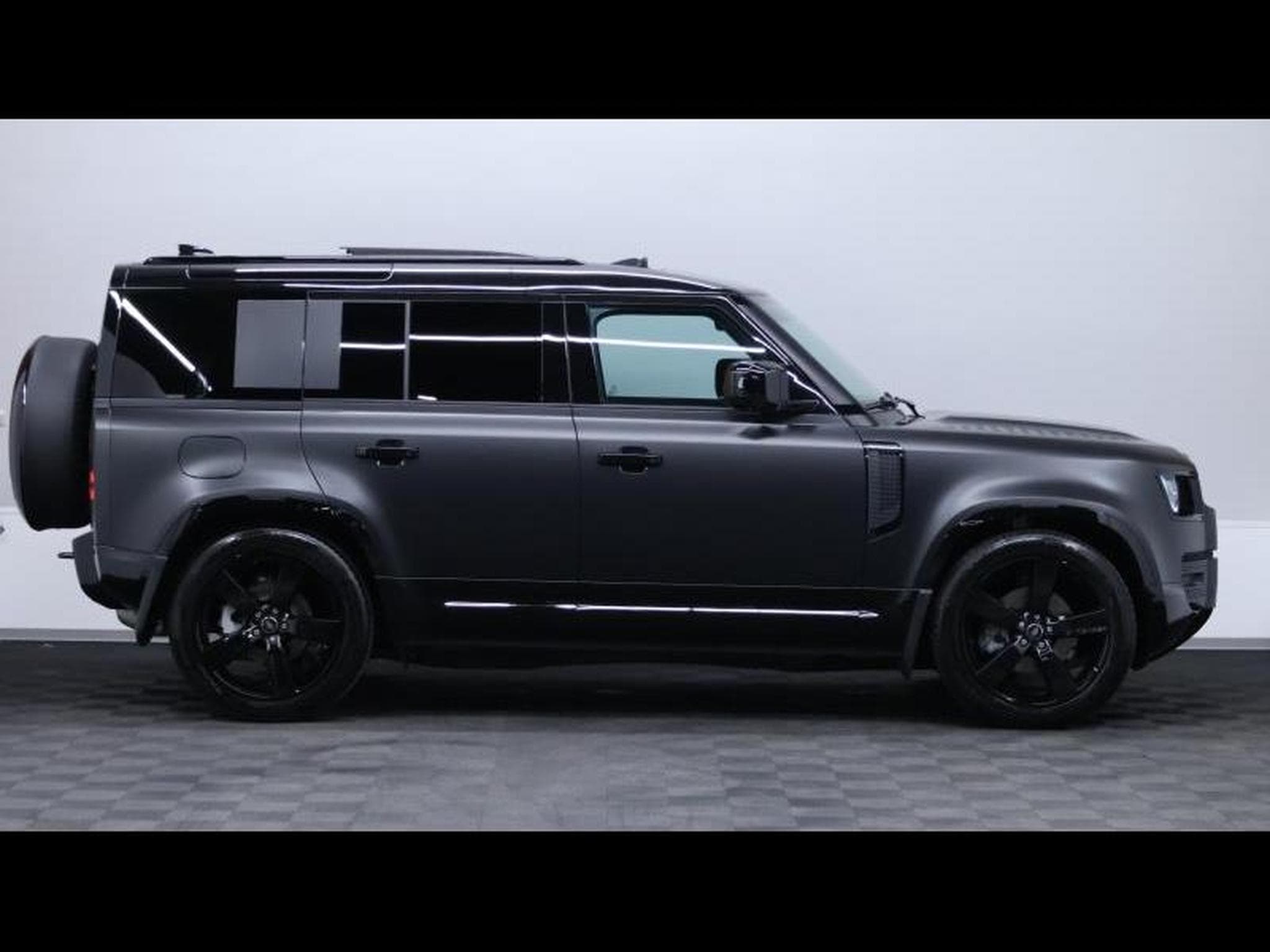 Land-Rover Defender 110 D250 xDynamic SE (2025) - Photo 4