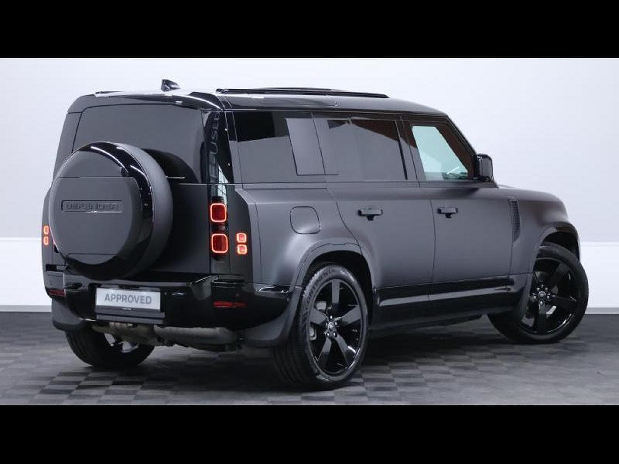 Land-Rover Defender 110 D250 xDynamic SE (2025) - Photo 5