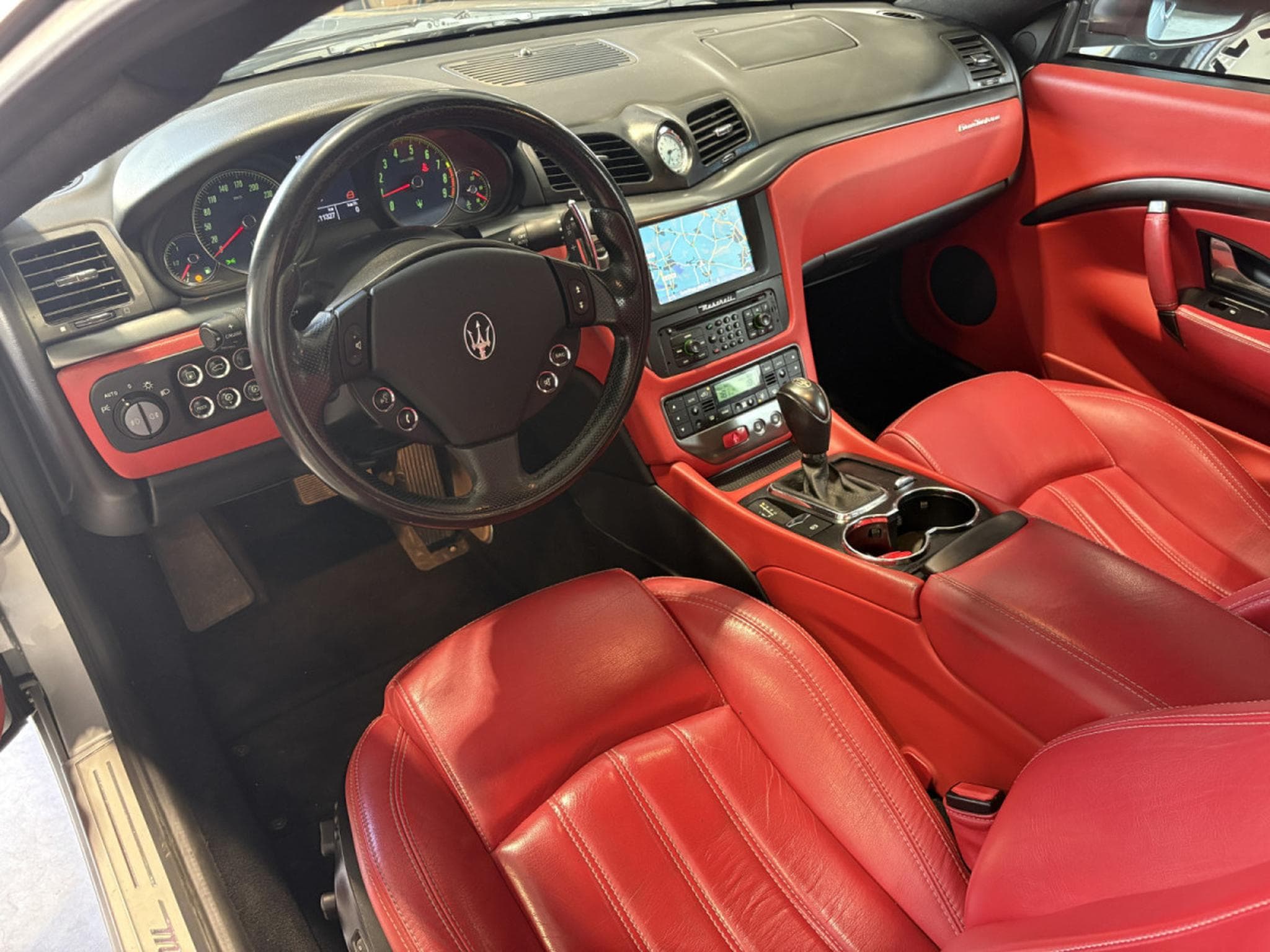 Maserati GranTurismo MASERATI GRANTURISMO 4.2 V8 405 CV/GPS/CUIR/Xénon/ (2009) - Photo 21