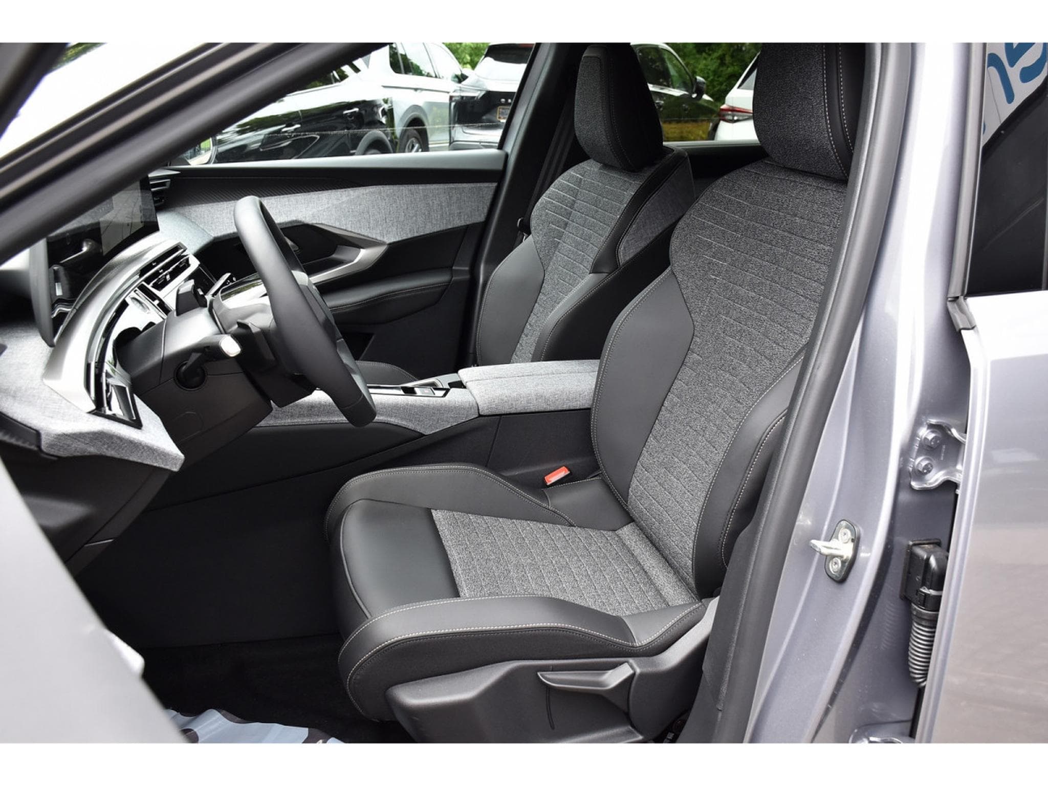 Peugeot 5008 Hybrid 145 Allure e-DCS6 ACC CAM360 JA19 NEUF (2026) - Foto 6