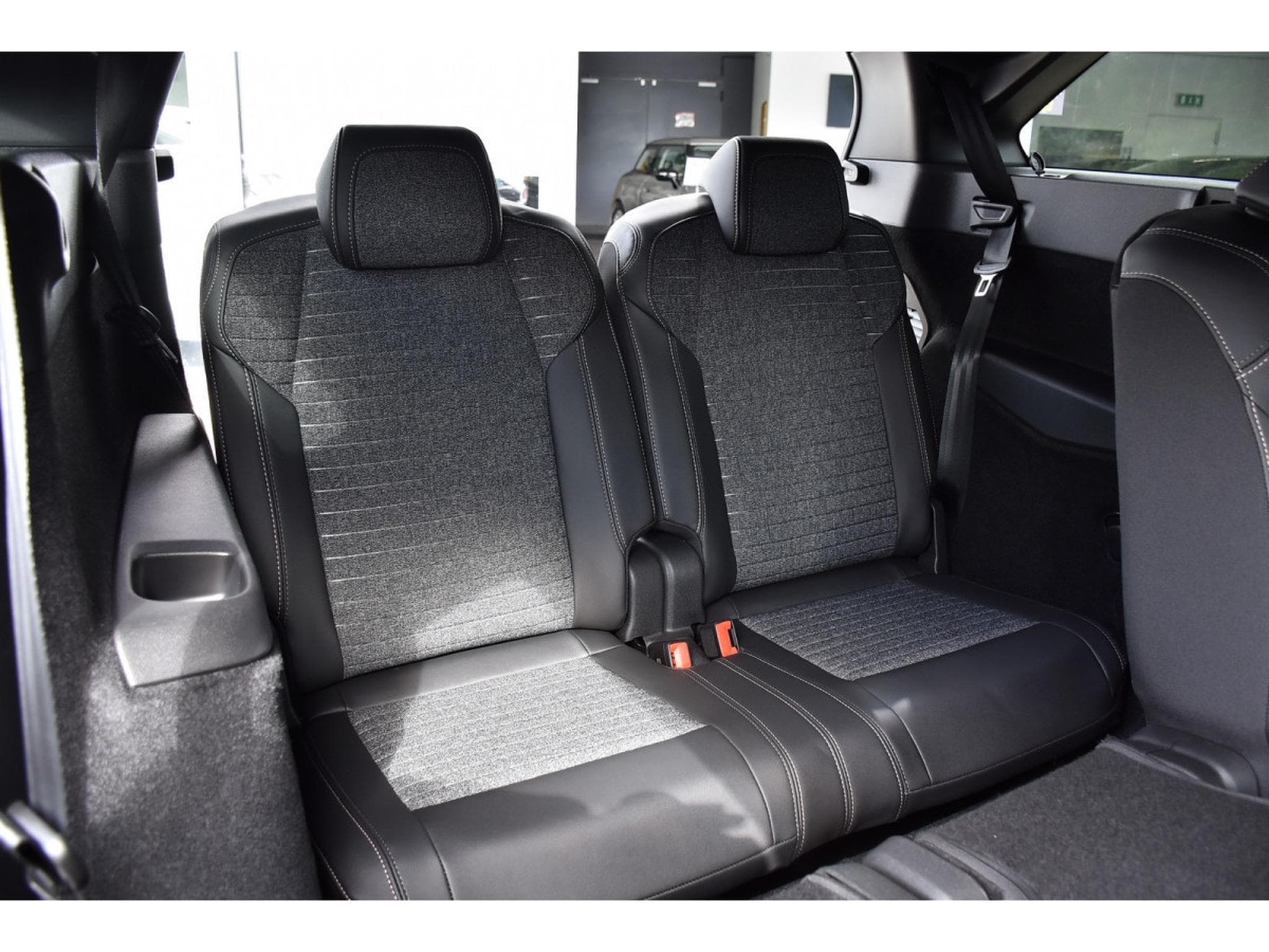 Peugeot 5008 Hybrid 145 Allure e-DCS6 ACC CAM360 JA19 NEUF (2026) - Foto 9