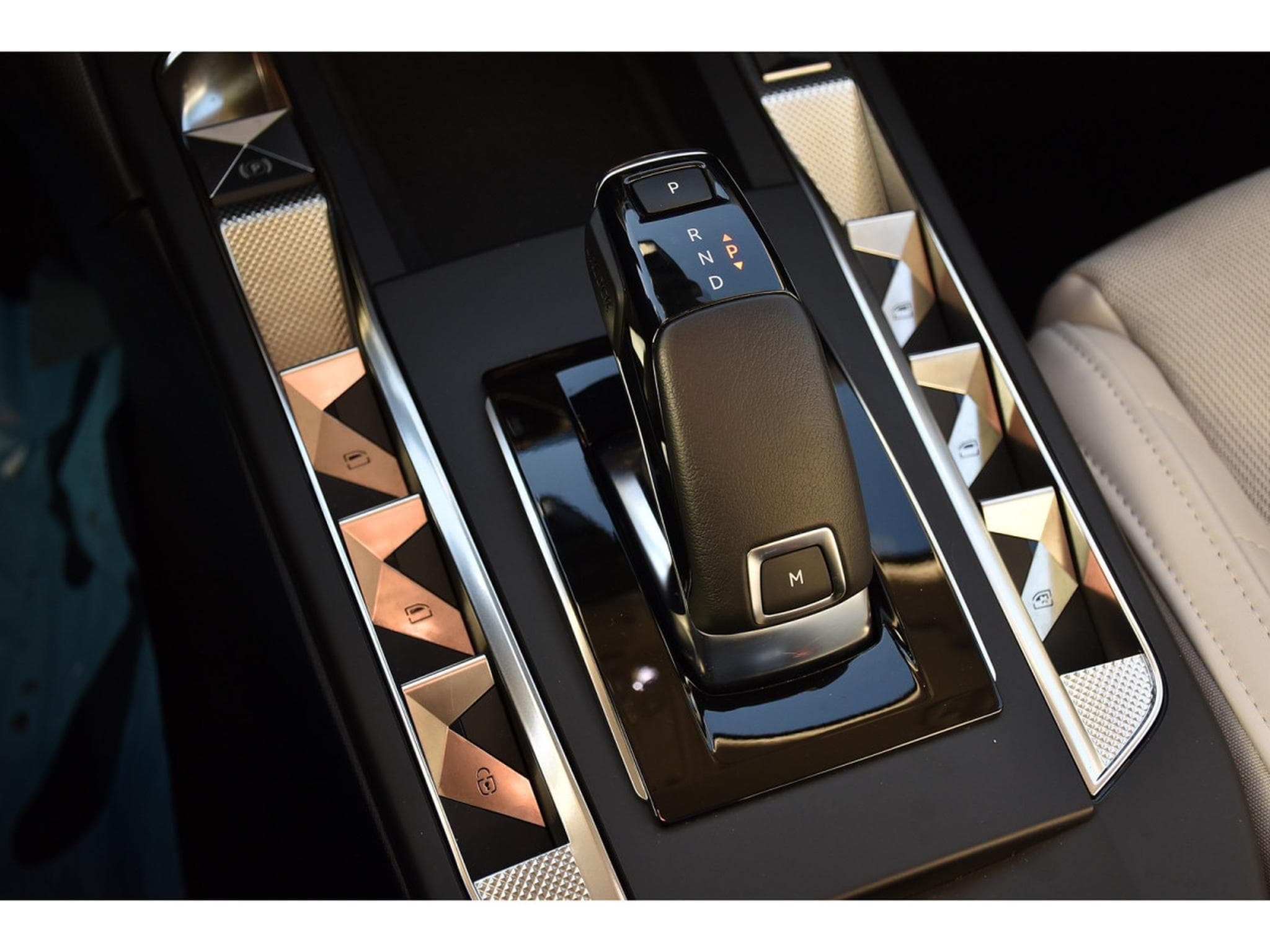 DS Automobiles DS3 1.2 PureTech EAT8 Rivoli CUIR GPS CAM LANE SIDE FOCAL 1°MAIN (2023) - Foto 20