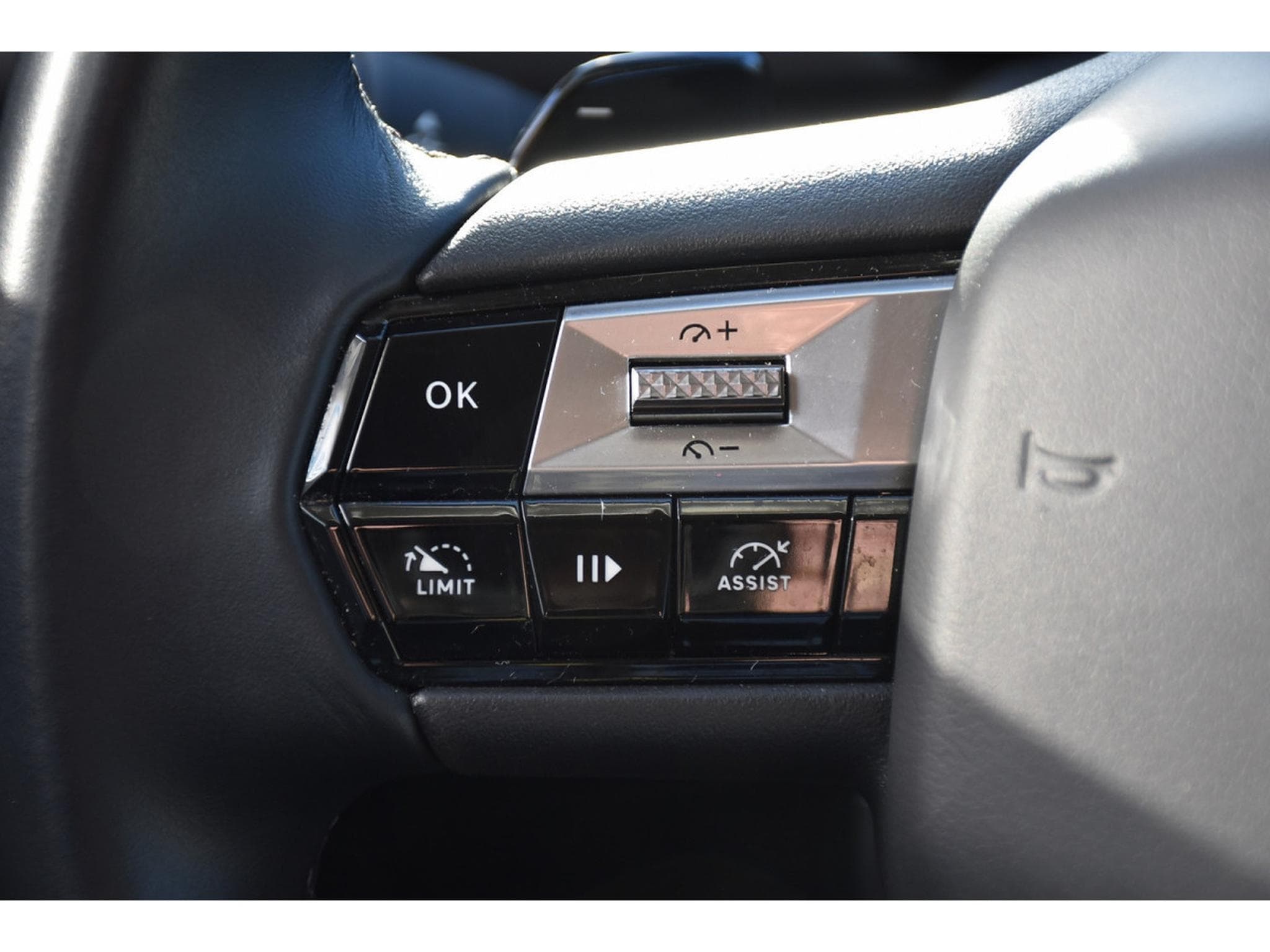 DS Automobiles DS3 1.2 PureTech EAT8 Rivoli CUIR GPS CAM LANE SIDE FOCAL 1°MAIN (2023) - Foto 21