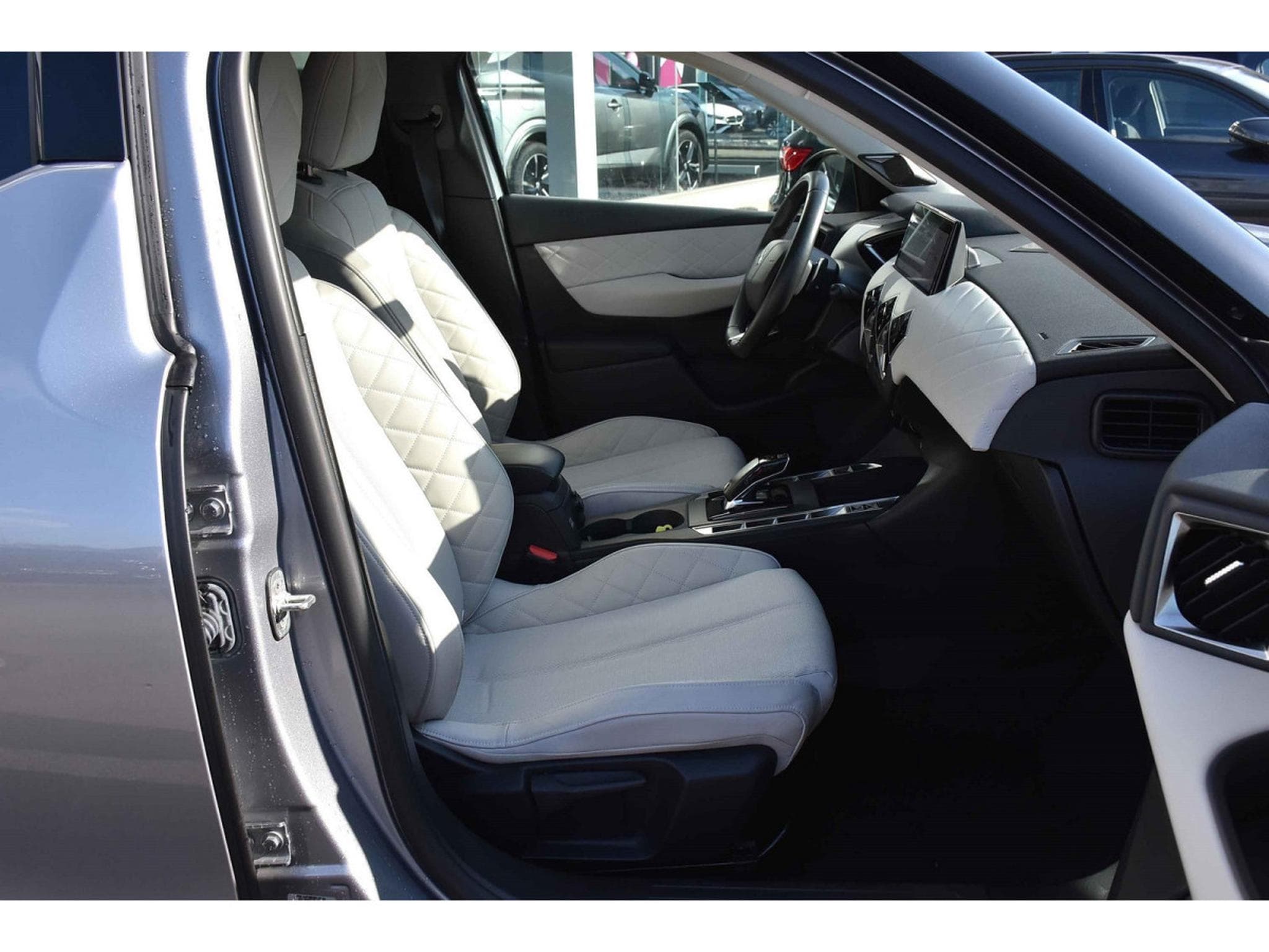 DS Automobiles DS3 1.2 PureTech EAT8 Rivoli CUIR GPS CAM LANE SIDE FOCAL 1°MAIN (2023) - Foto 7