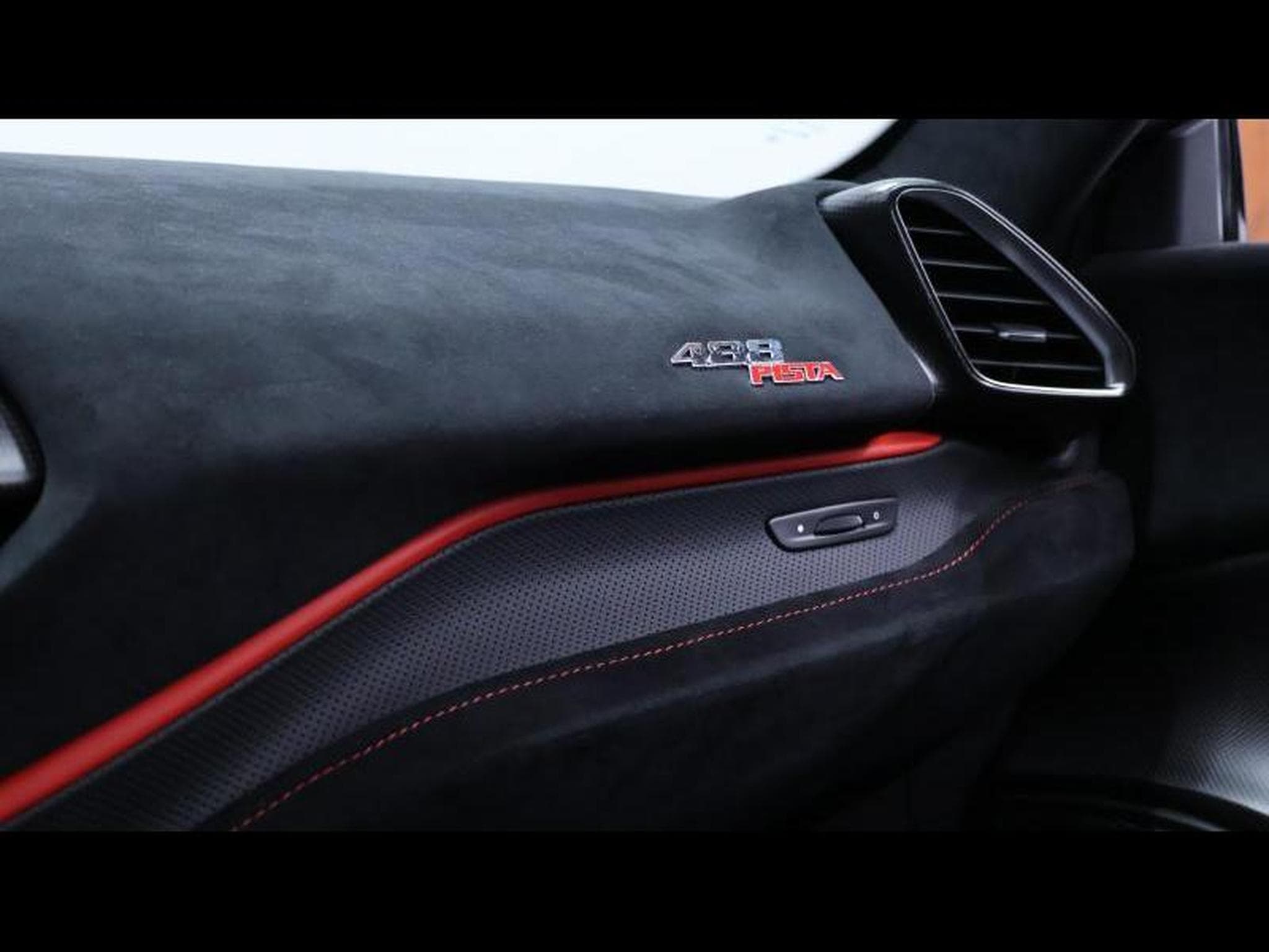 Ferrari 488 Pista Coupé *Tailor Made (2019) - Photo 28