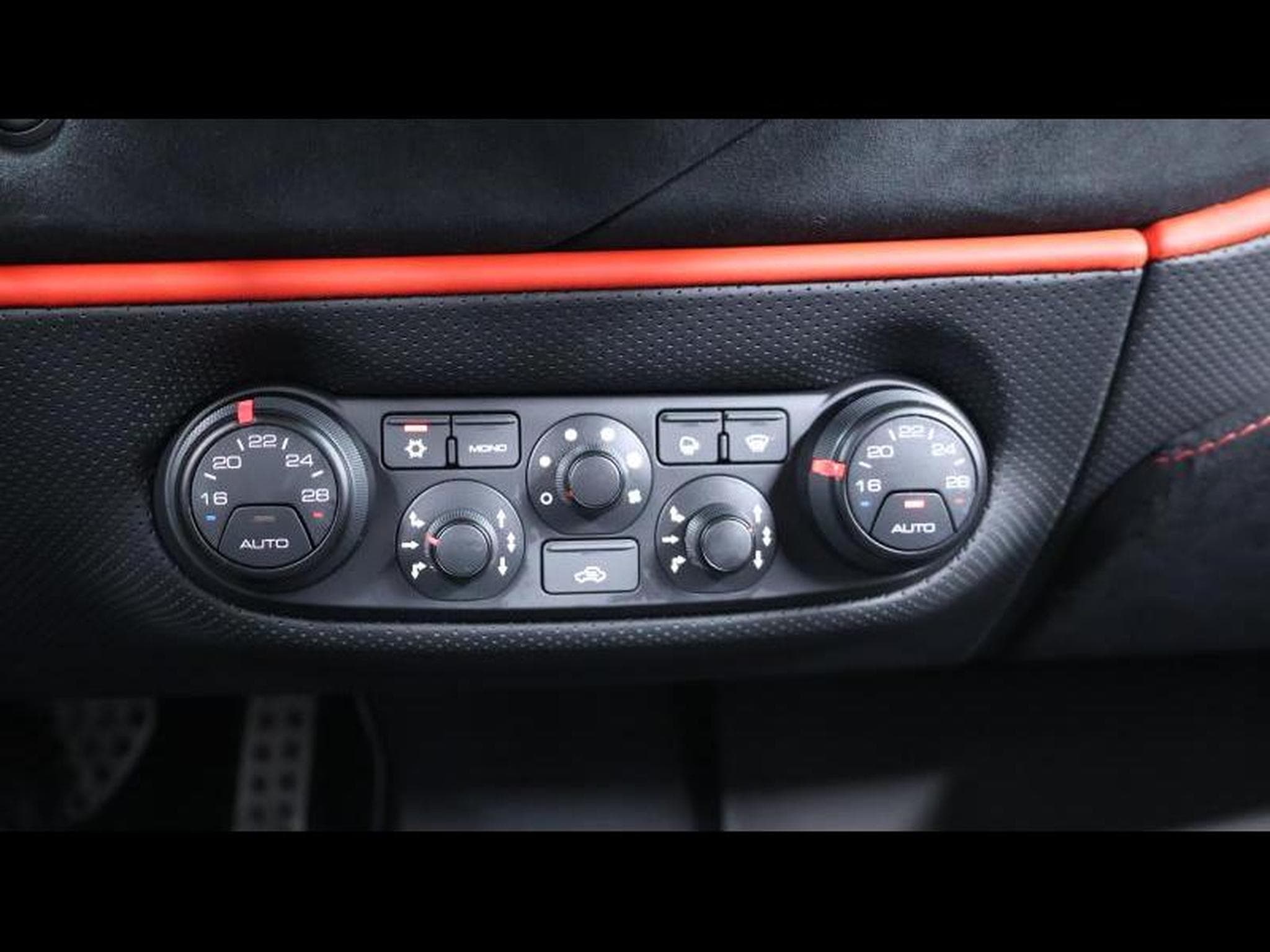 Ferrari 488 Pista Coupé *Tailor Made (2019) - Photo 31