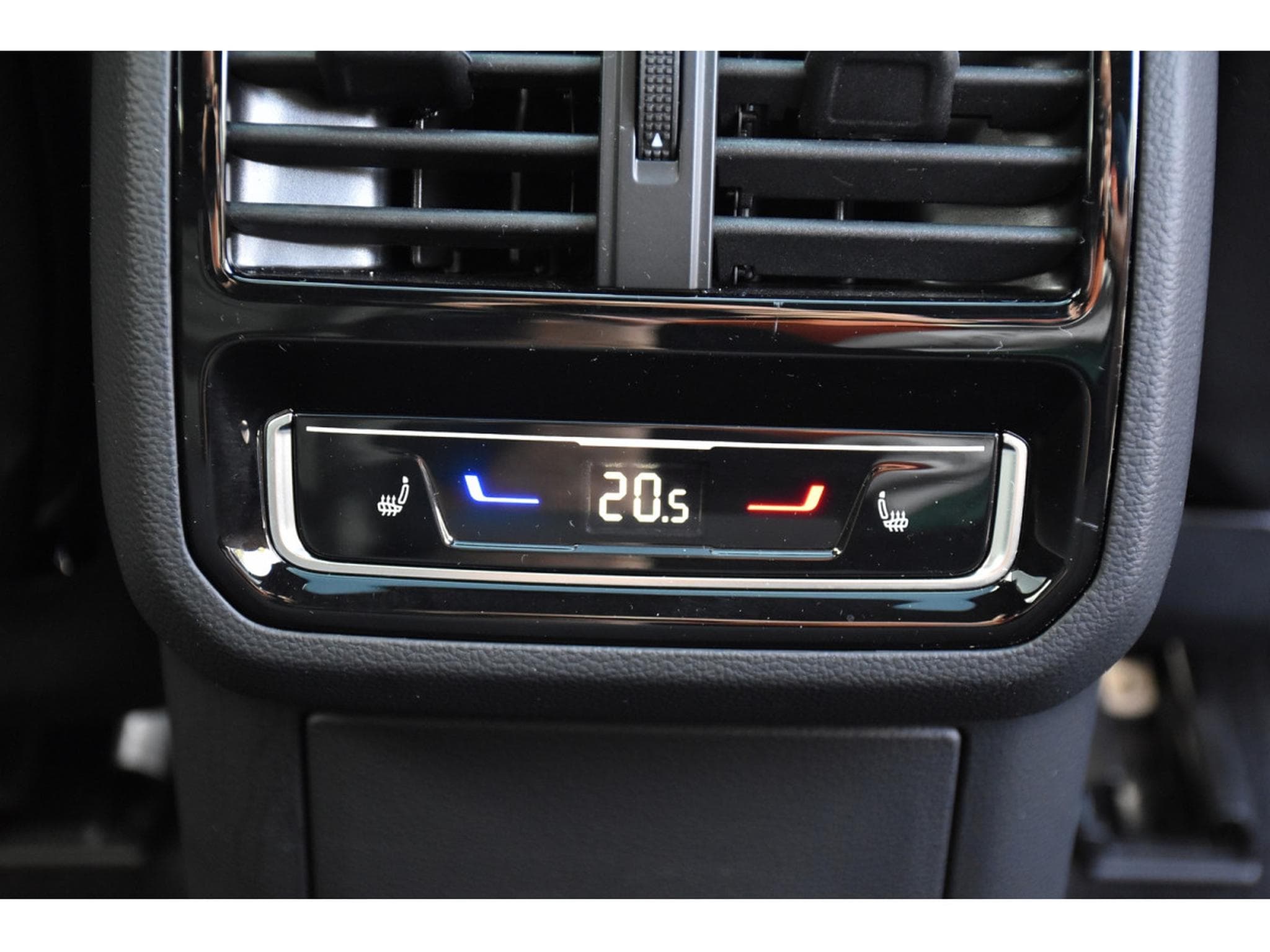 VW Arteon Shooting Brake 2.0 TDI 4Motion R-Line DSG CHFF ADD PANO 360° (2021) - Photo 17