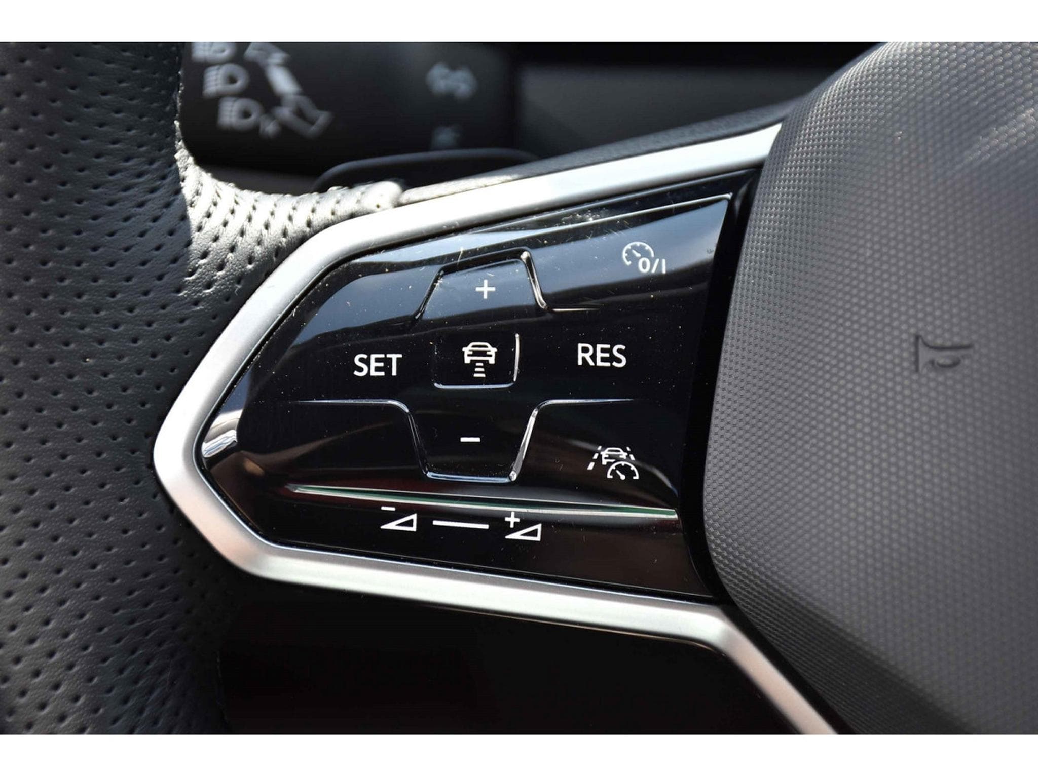 VW Arteon Shooting Brake 2.0 TDI 4Motion R-Line DSG CHFF ADD PANO 360° (2021) - Photo 20