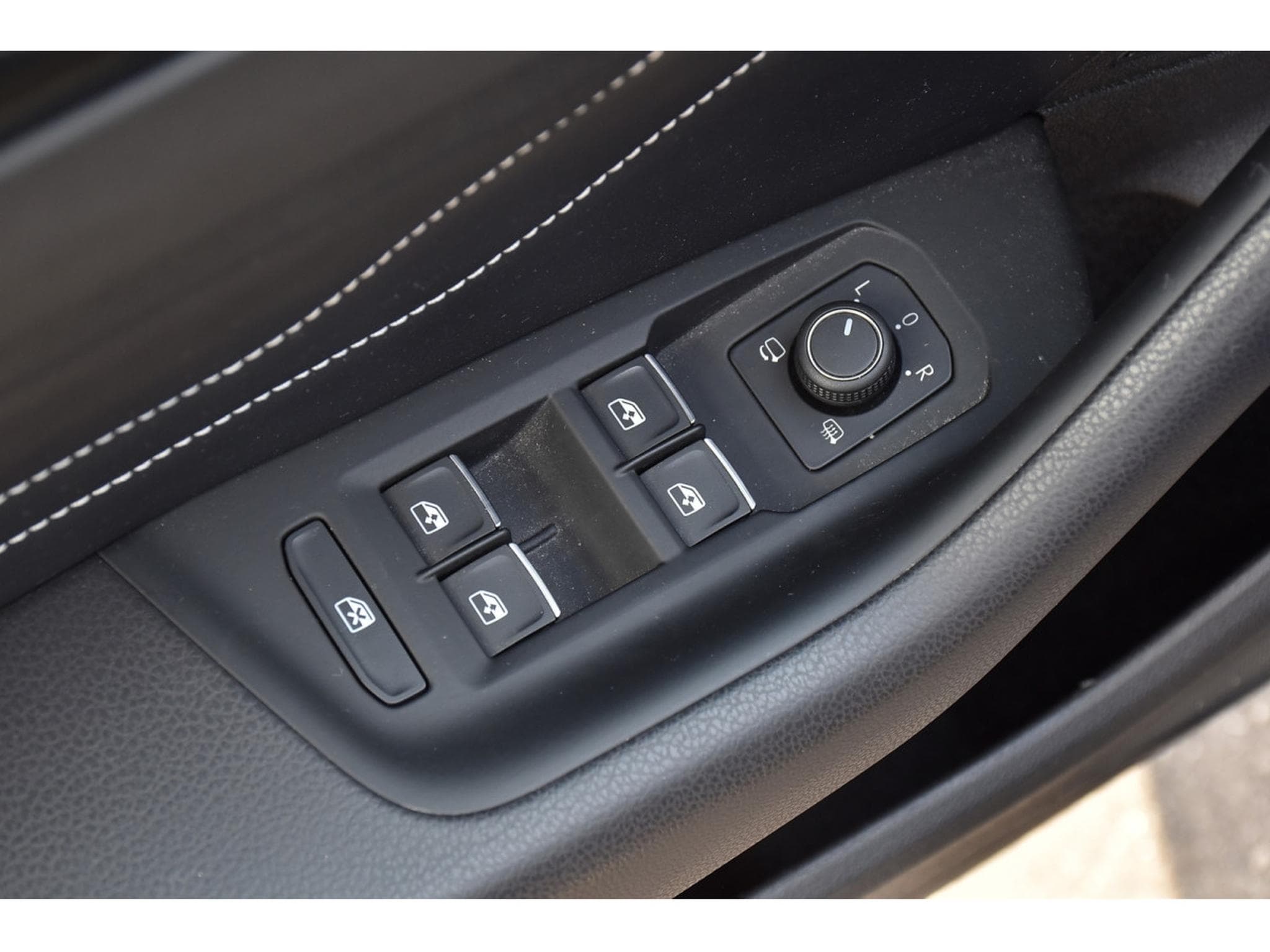 VW Arteon Shooting Brake 2.0 TDI 4Motion R-Line DSG CHFF ADD PANO 360° (2021) - Photo 23