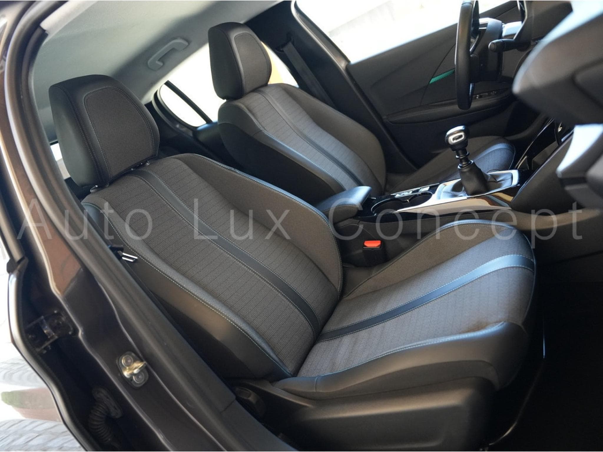 Peugeot 208 1.2 PureTech 100 S&S Allure Pack (2022) - Photo 9