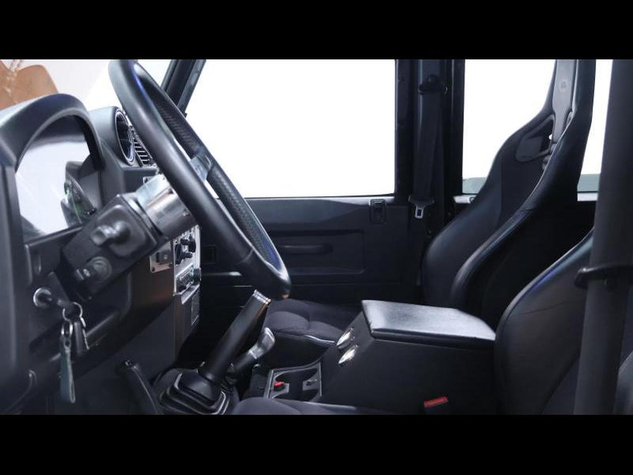 Land-Rover Defender 110 TD4 SVX AWD (2008) - Photo 16