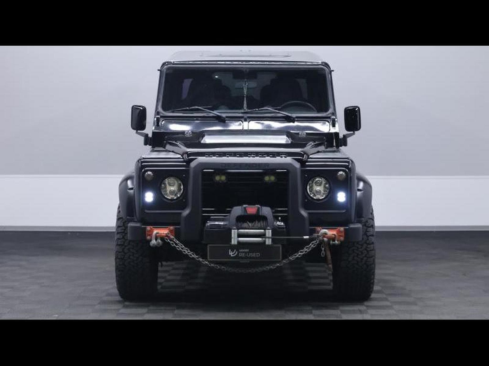 Land-Rover Defender 110 TD4 SVX AWD (2008) - Photo 2