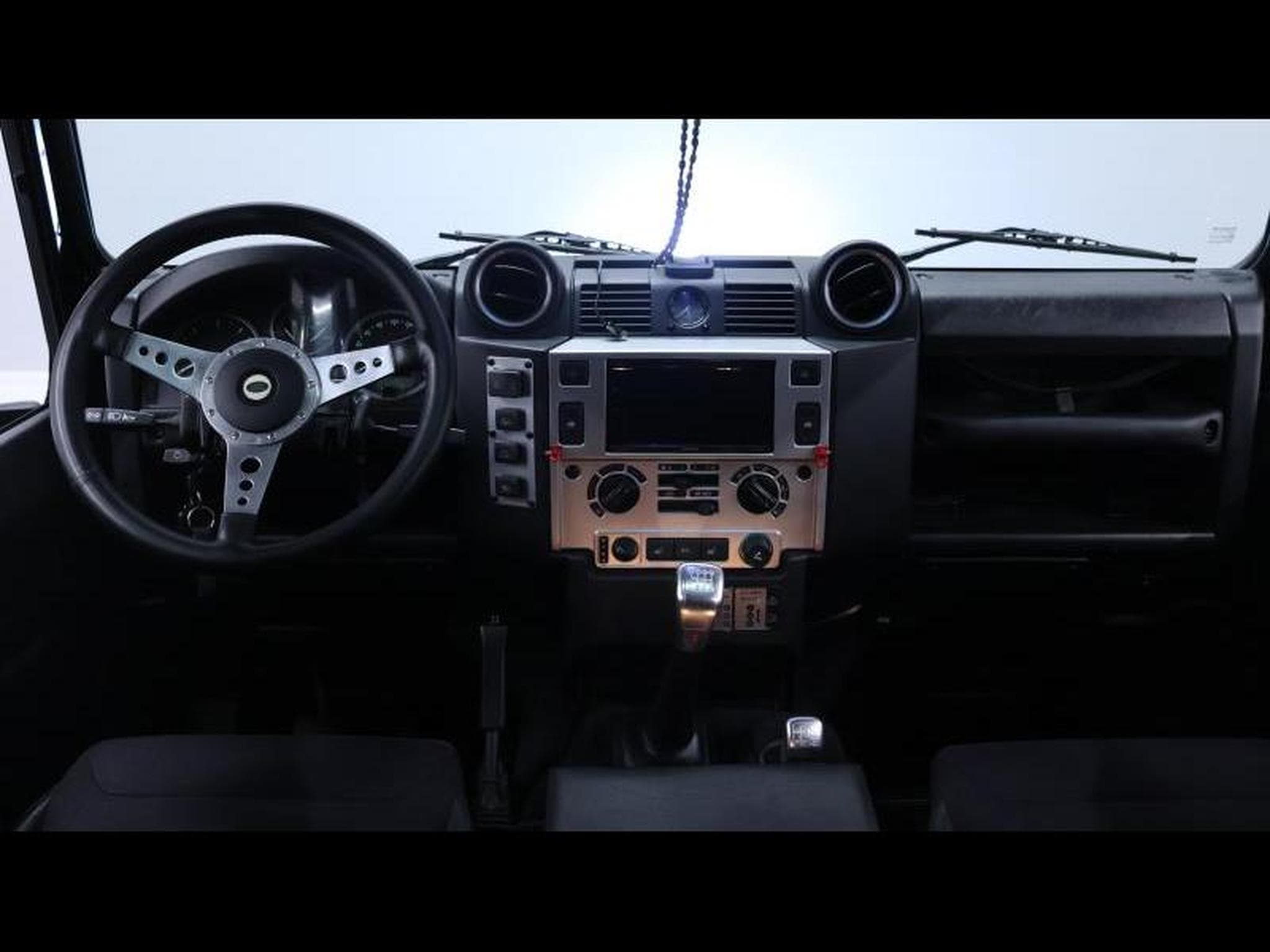 Land-Rover Defender 110 TD4 SVX AWD (2008) - Photo 20