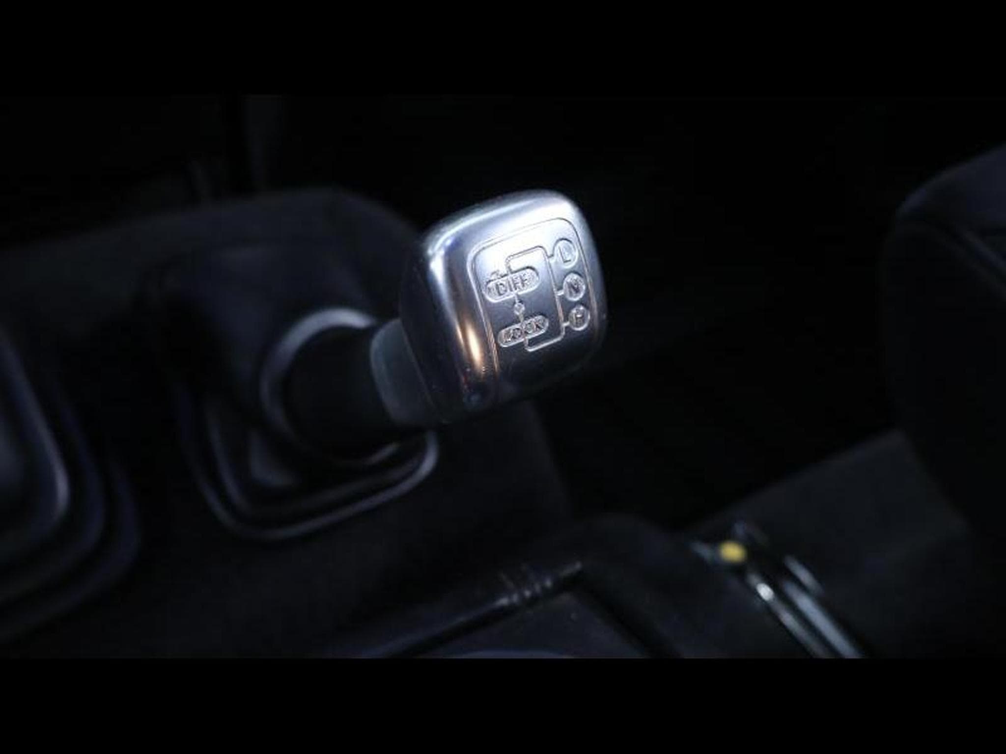 Land-Rover Defender 110 TD4 SVX AWD (2008) - Photo 23