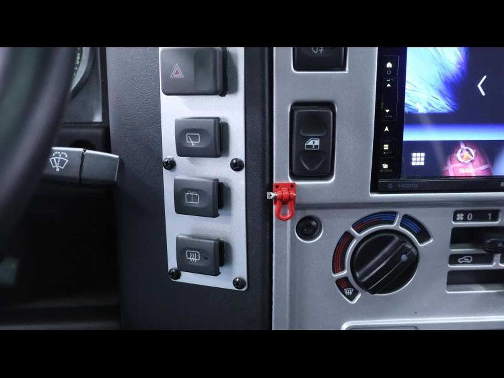 Land-Rover Defender 110 TD4 SVX AWD (2008) - Photo 25