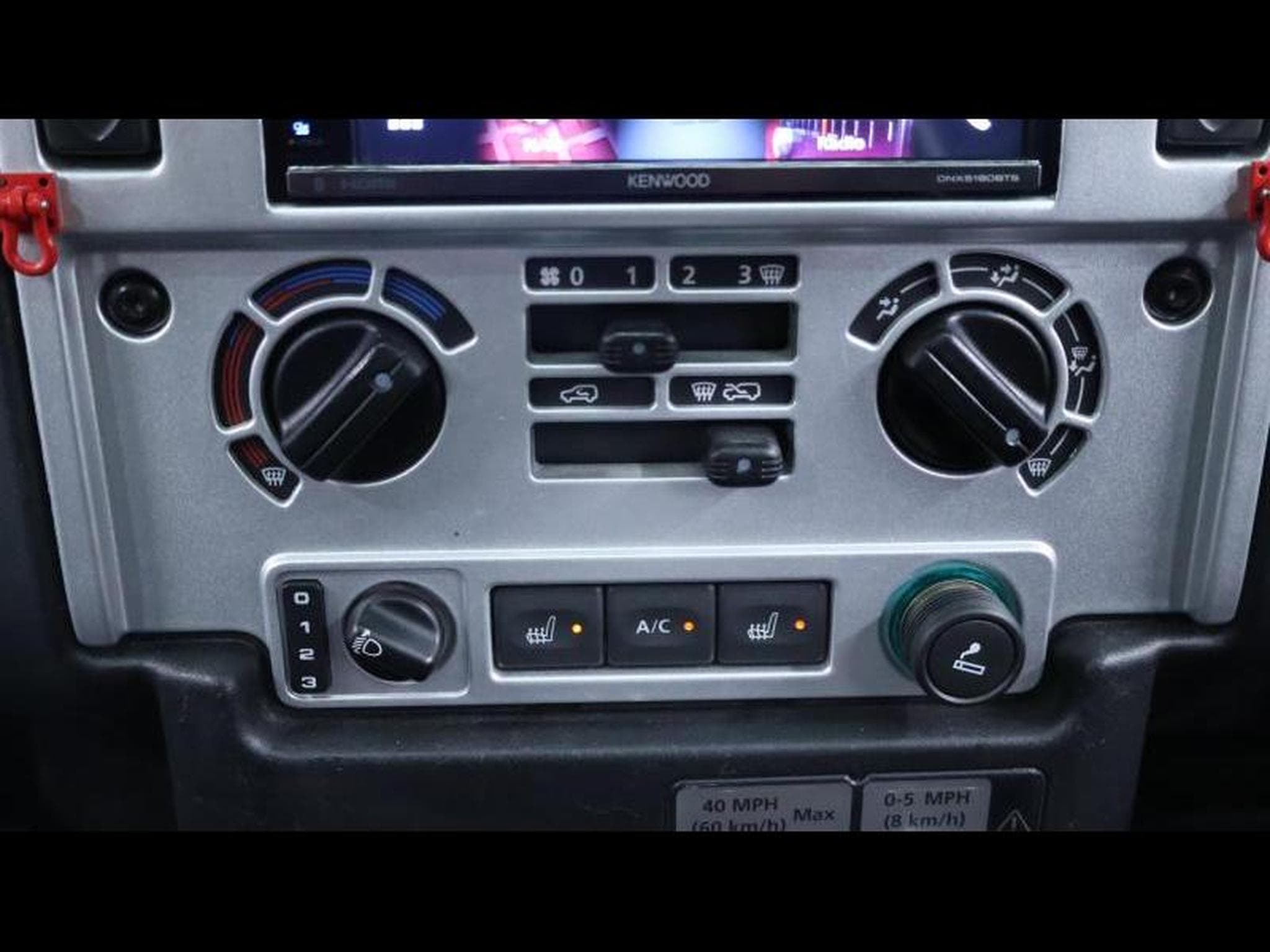 Land-Rover Defender 110 TD4 SVX AWD (2008) - Photo 26