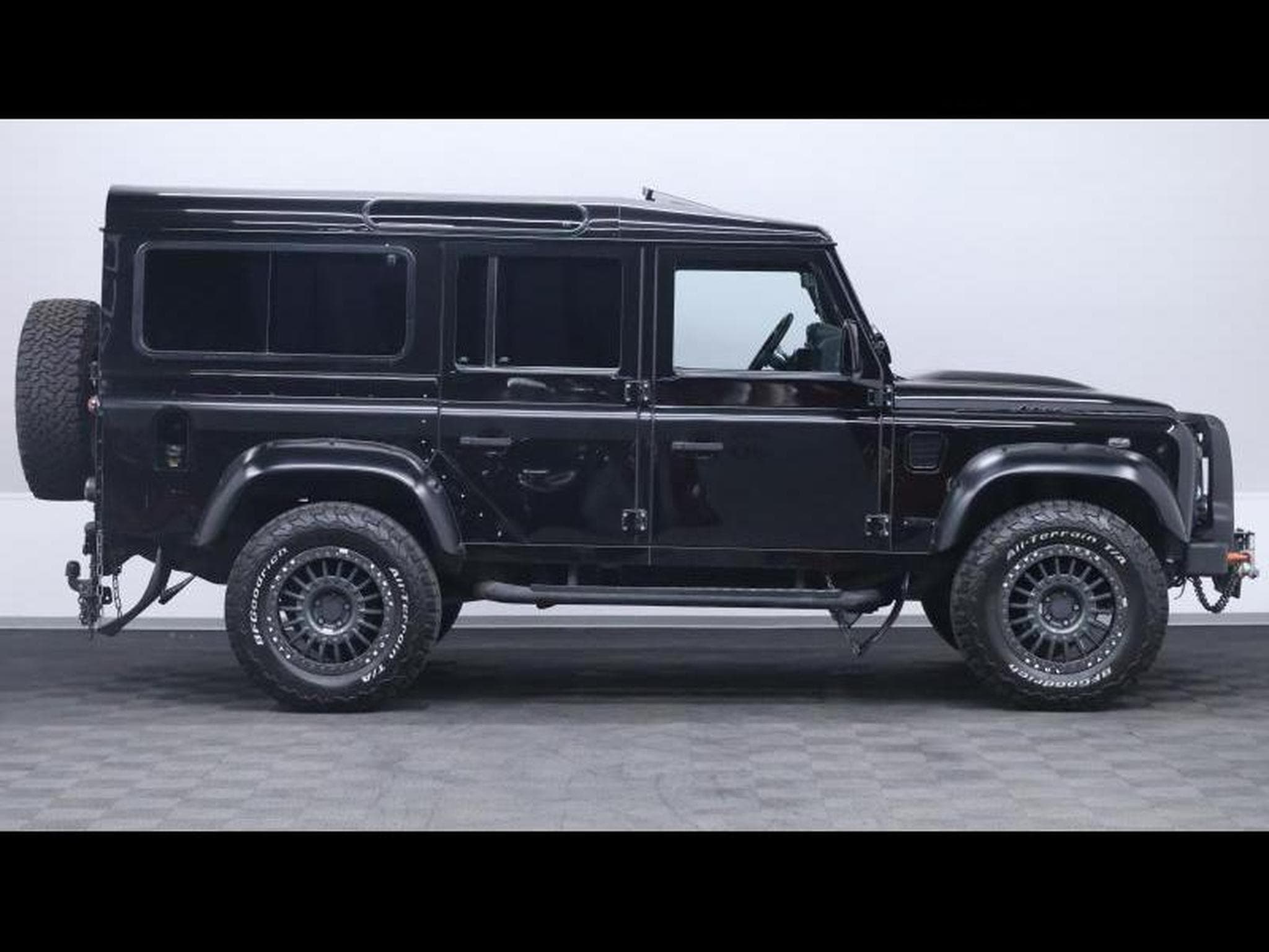 Land-Rover Defender 110 TD4 SVX AWD (2008) - Photo 4