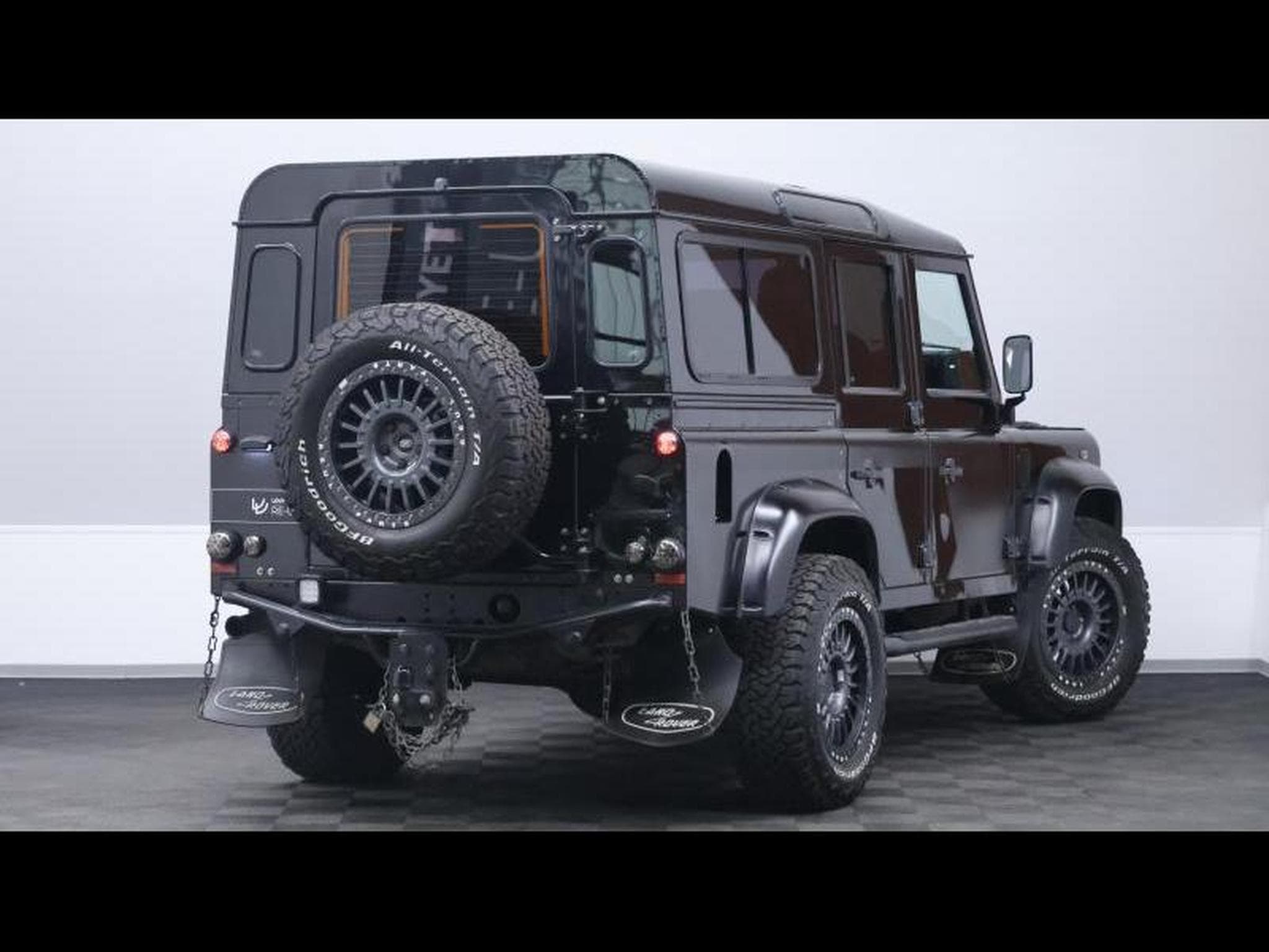 Land-Rover Defender 110 TD4 SVX AWD (2008) - Photo 5