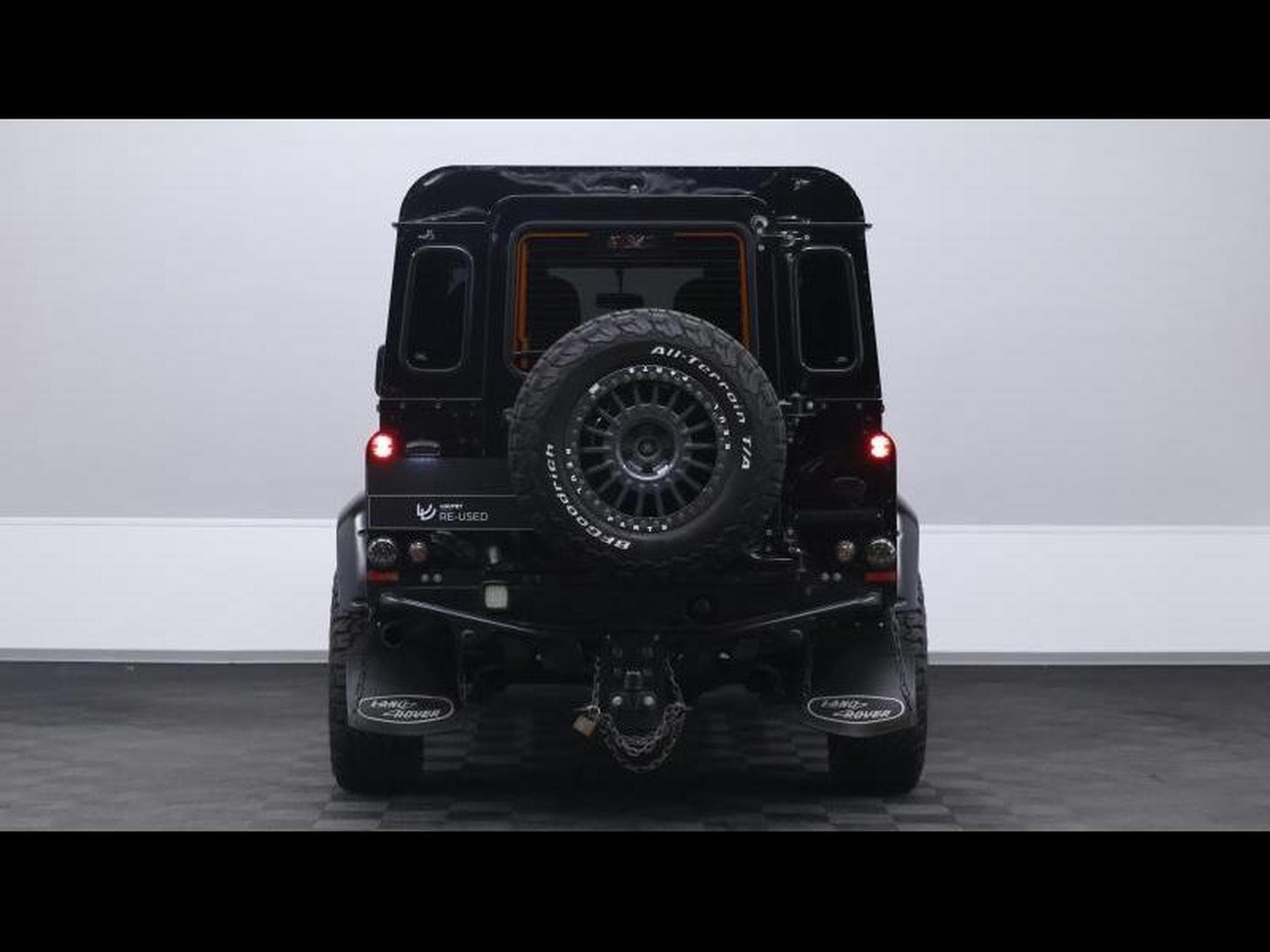 Land-Rover Defender 110 TD4 SVX AWD (2008) - Photo 6