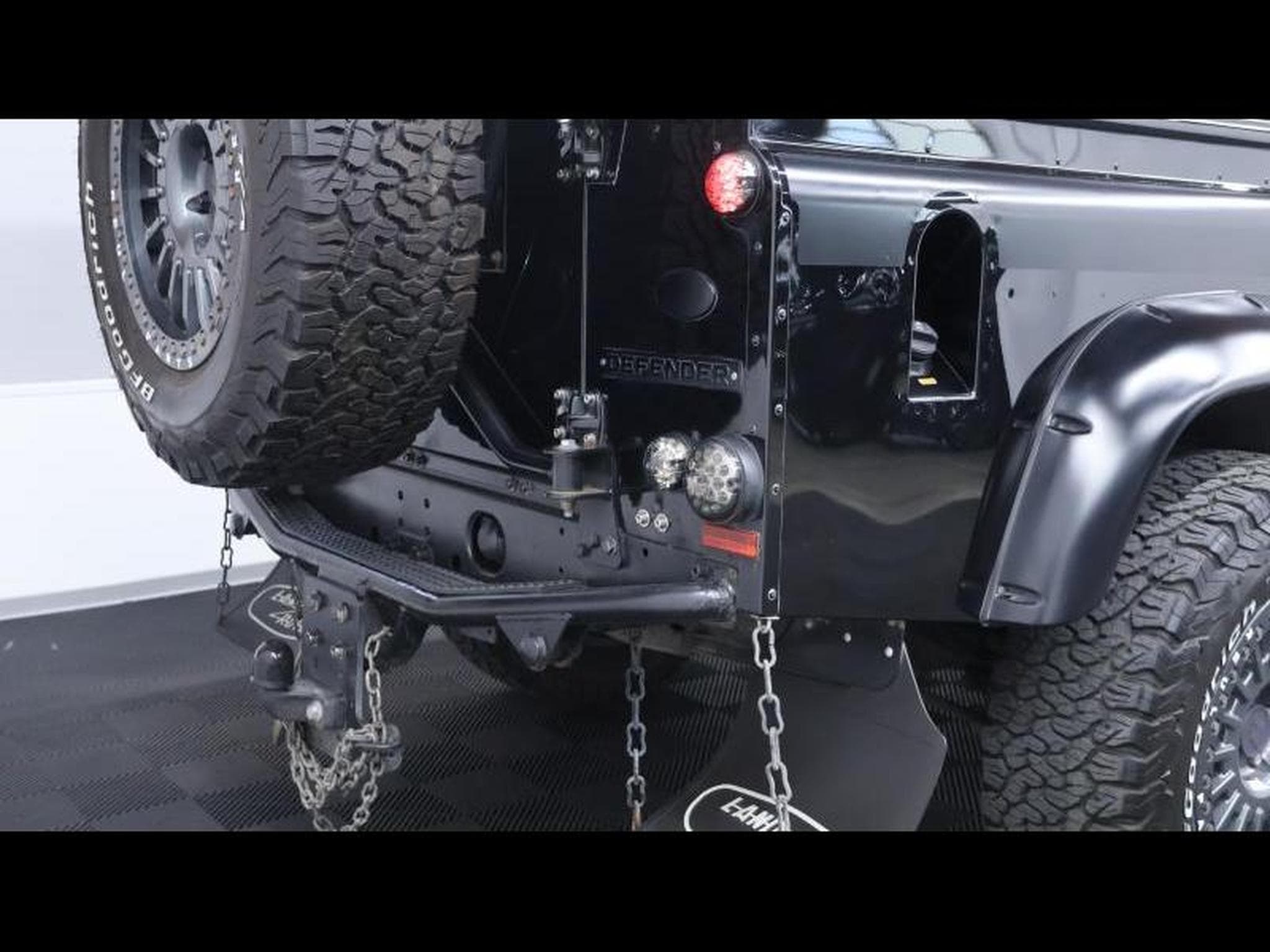 Land-Rover Defender 110 TD4 SVX AWD (2008) - Photo 9