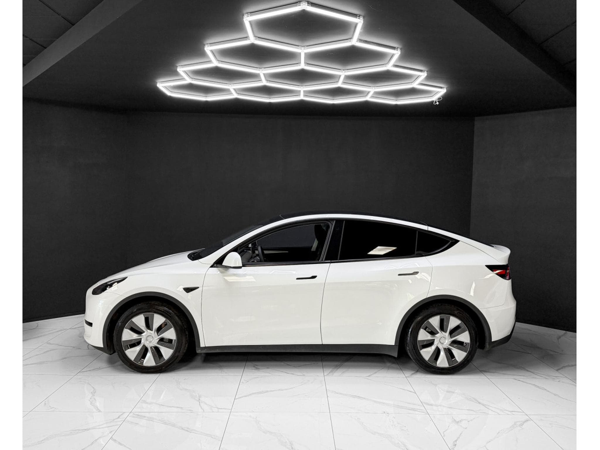 Tesla Model Y RWD (2023) - Photo 2