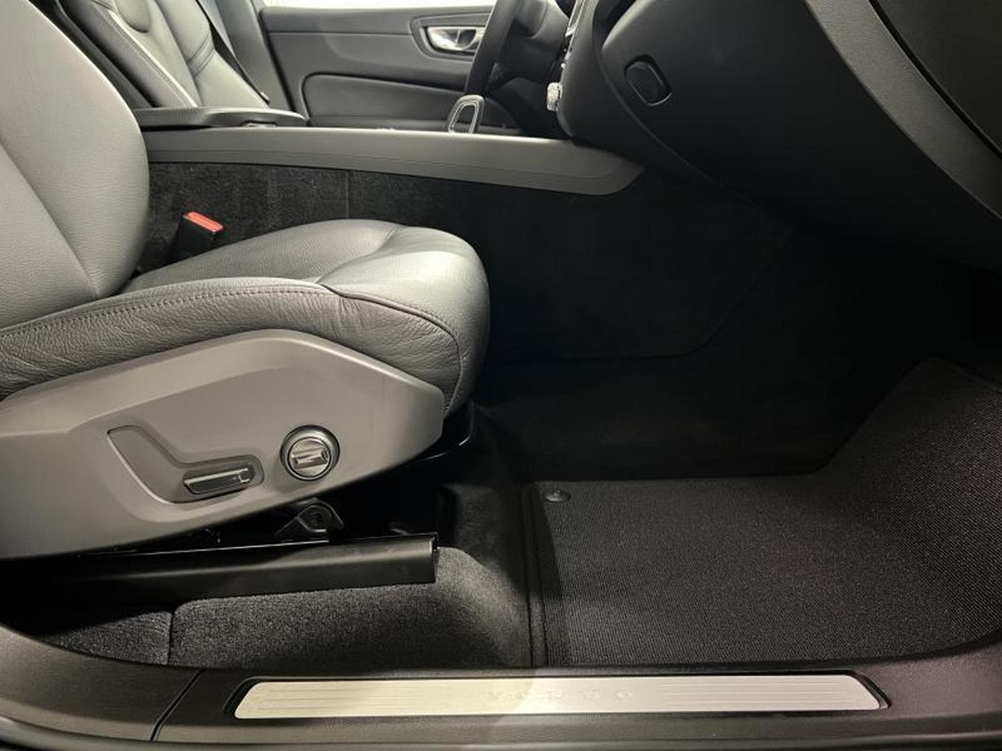 Volvo XC60 Core (2022) - Photo 16