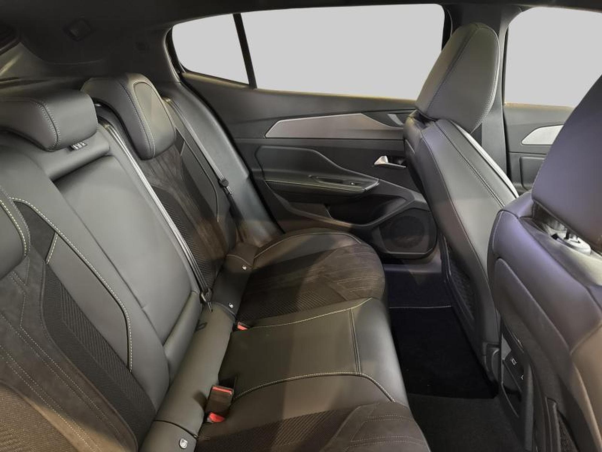 Peugeot 408 GT Plug-In Hybrid 225 EAT8 (2025) - Photo 10