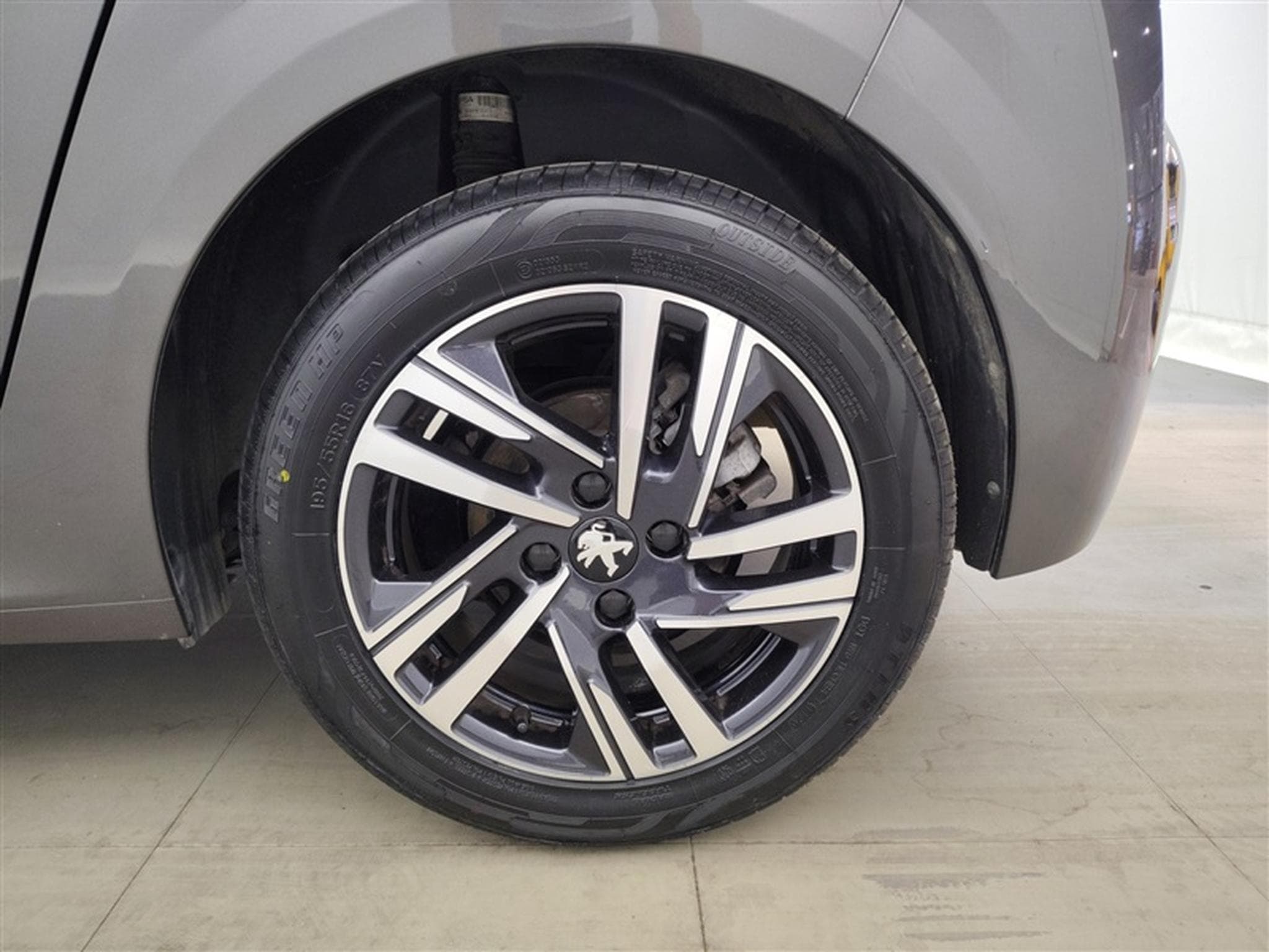 Peugeot 208 1.2i PureTech Allure Pack CLIM/CAM/PDC (2022) - Photo 6