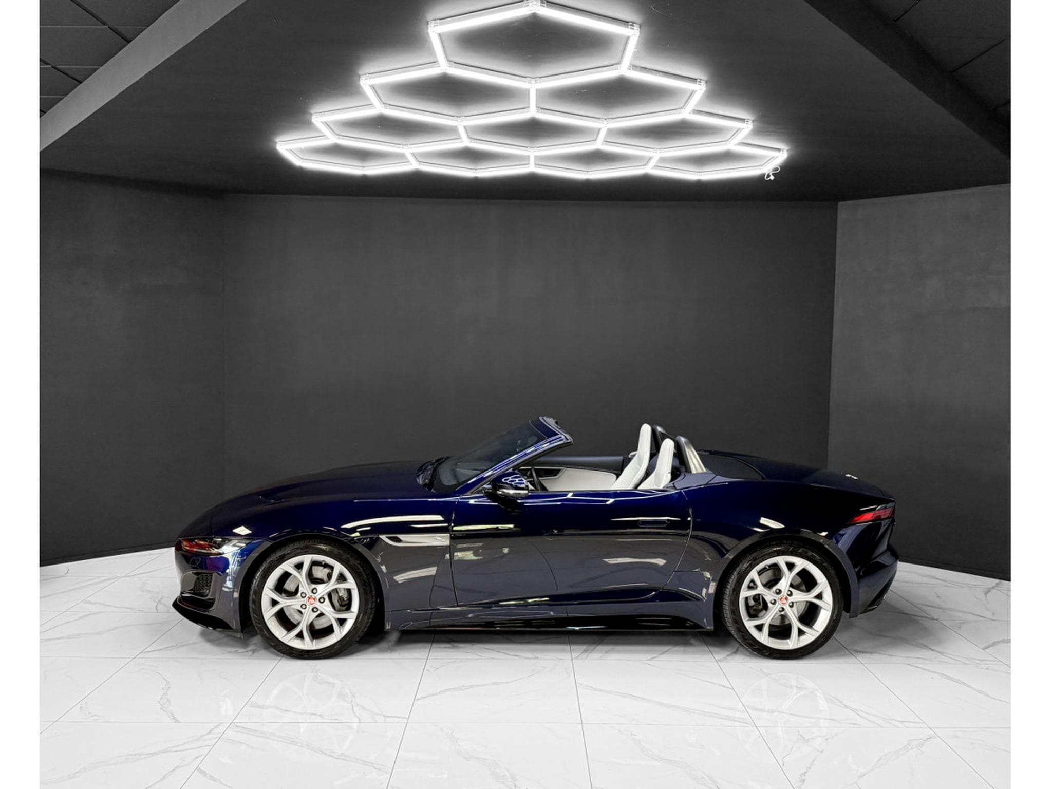 Jaguar F-Type P300 Cabriolet R-Dynamic / Meridian / LED / 1.Hand (2021) - Photo 2
