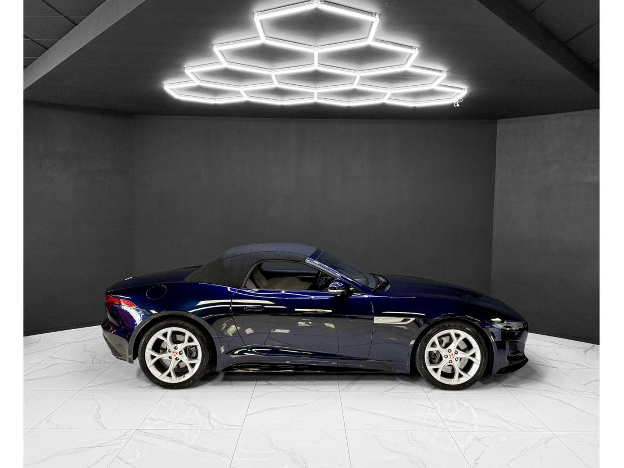 Jaguar F-Type P300 Cabriolet R-Dynamic / Meridian / LED / 1.Hand (2021) - Photo 6