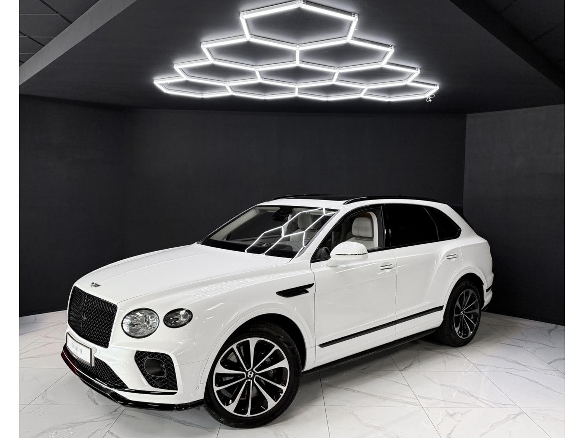 Bentley Bentayga 4.0 V8 S CARBON (2023) - Photo 1
