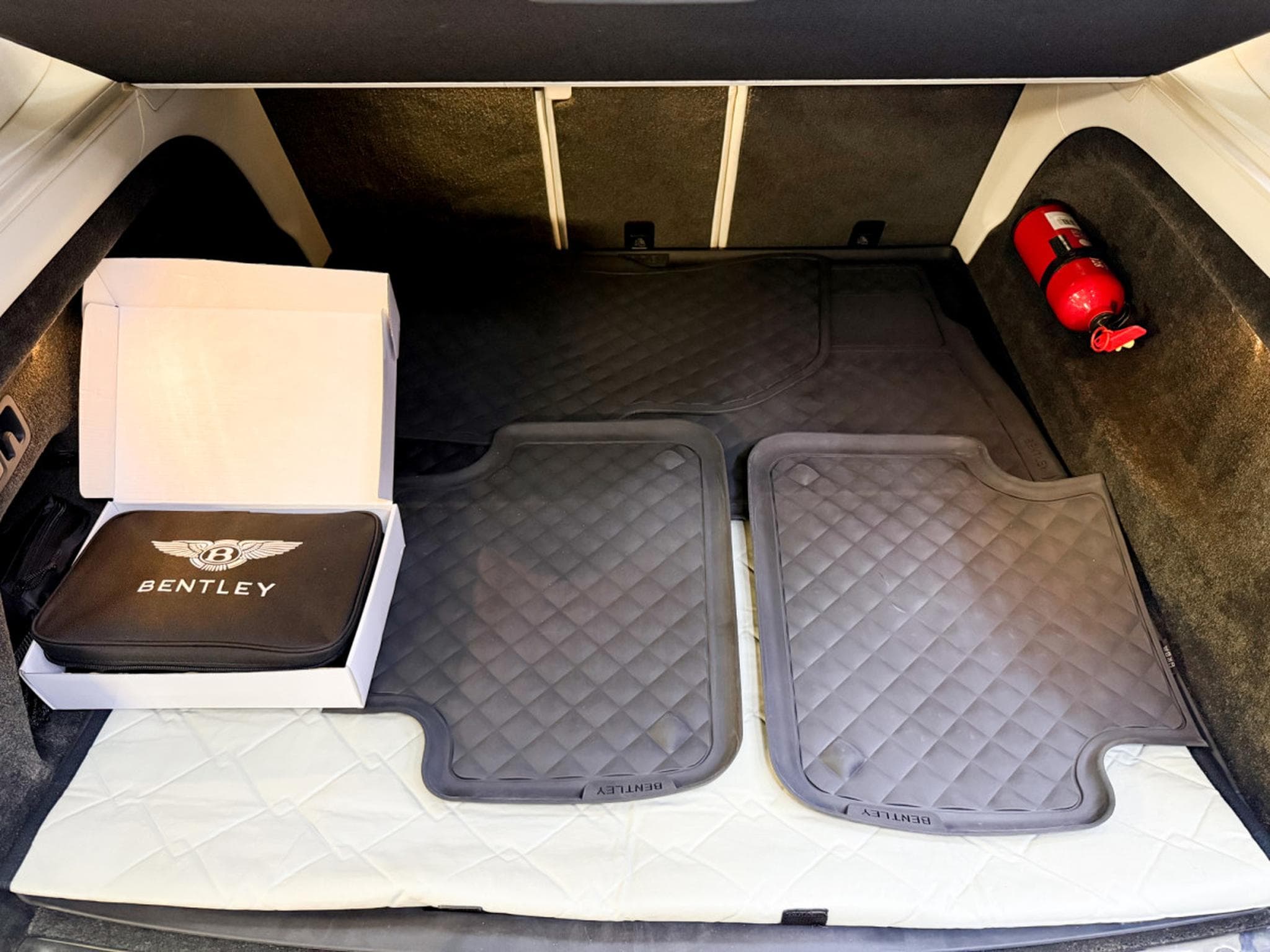 Bentley Bentayga 4.0 V8 S CARBON (2023) - Photo 19