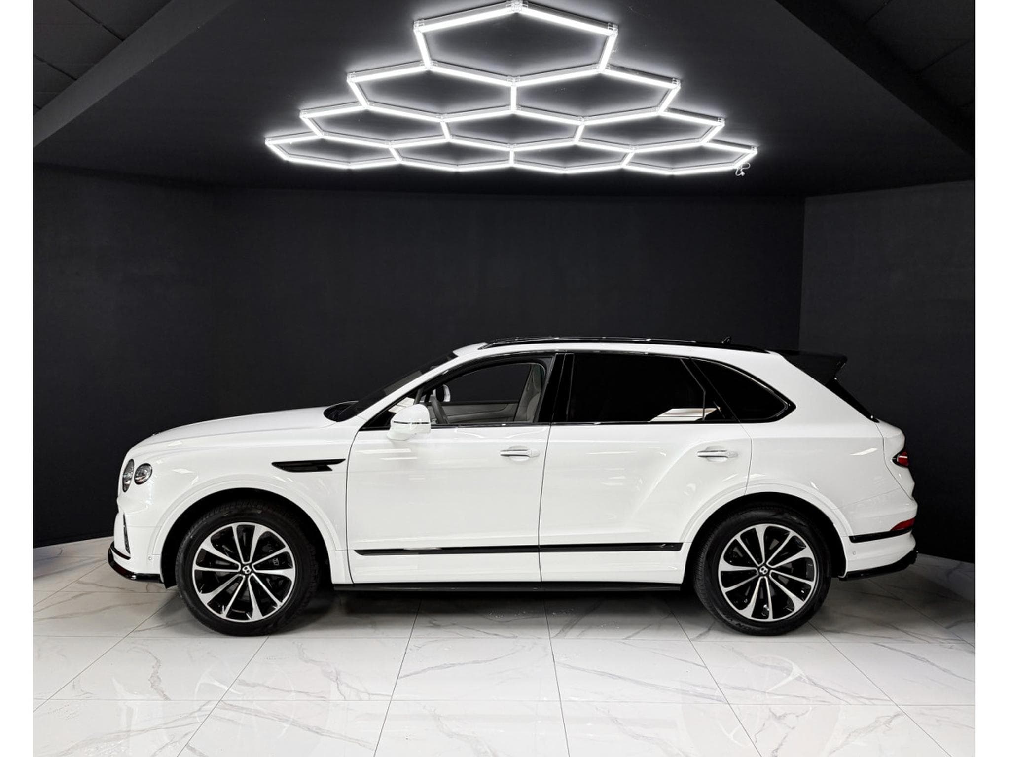 Bentley Bentayga 4.0 V8 S CARBON (2023) - Photo 2