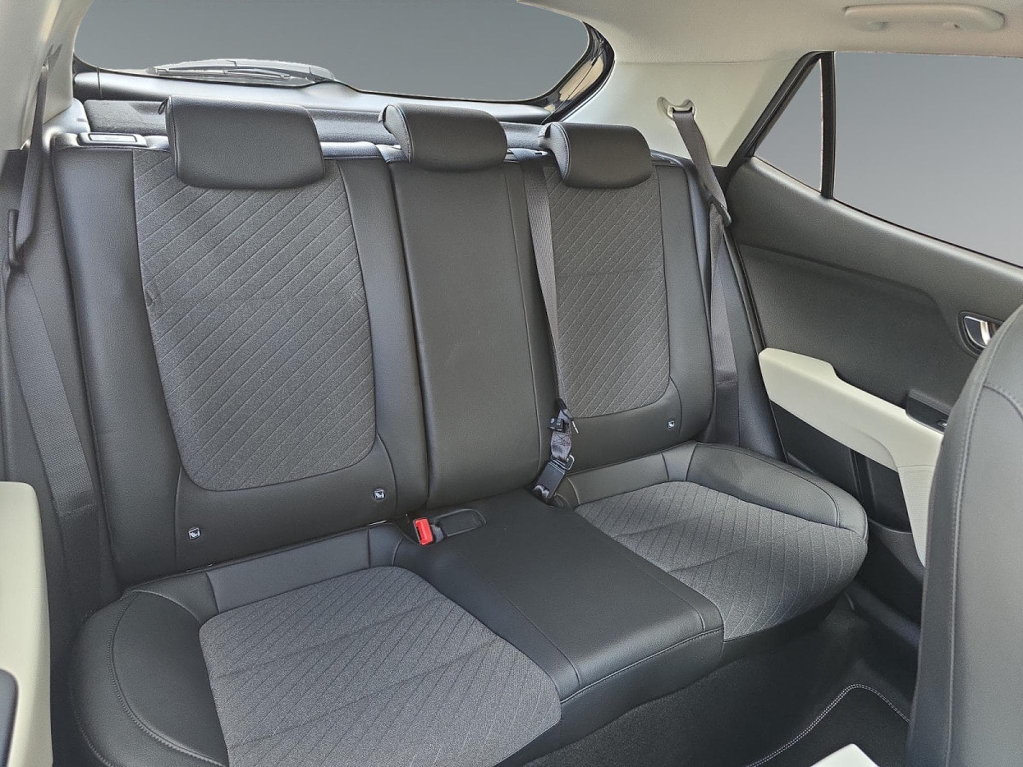 Kia Stonic GT Line 1.0 T-GDI 100 DCT (2026) - Photo 17