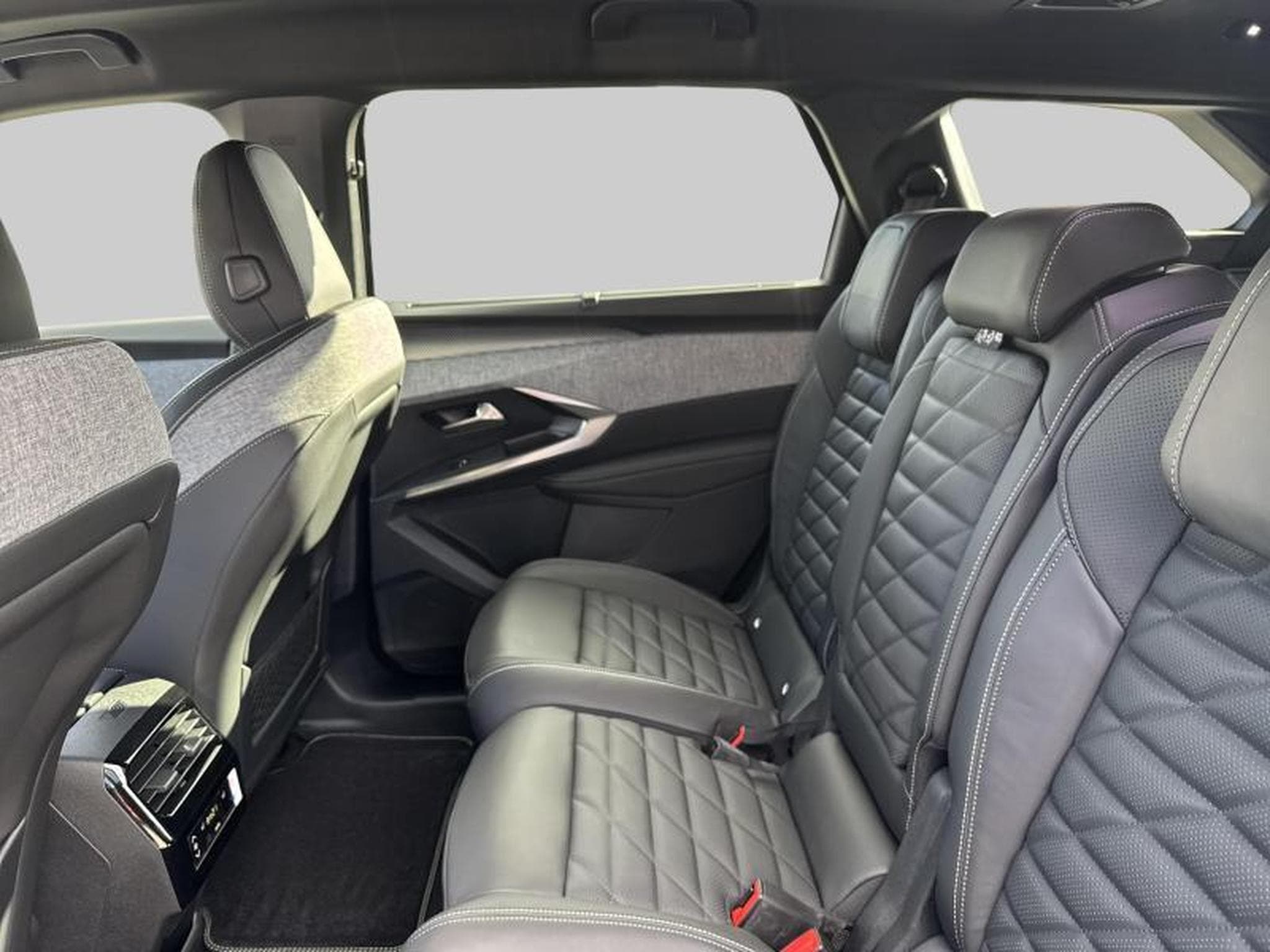 Peugeot 5008 First Edition GT Plug-in Hybrid 195 e-DCS7 (2025) - Foto 13