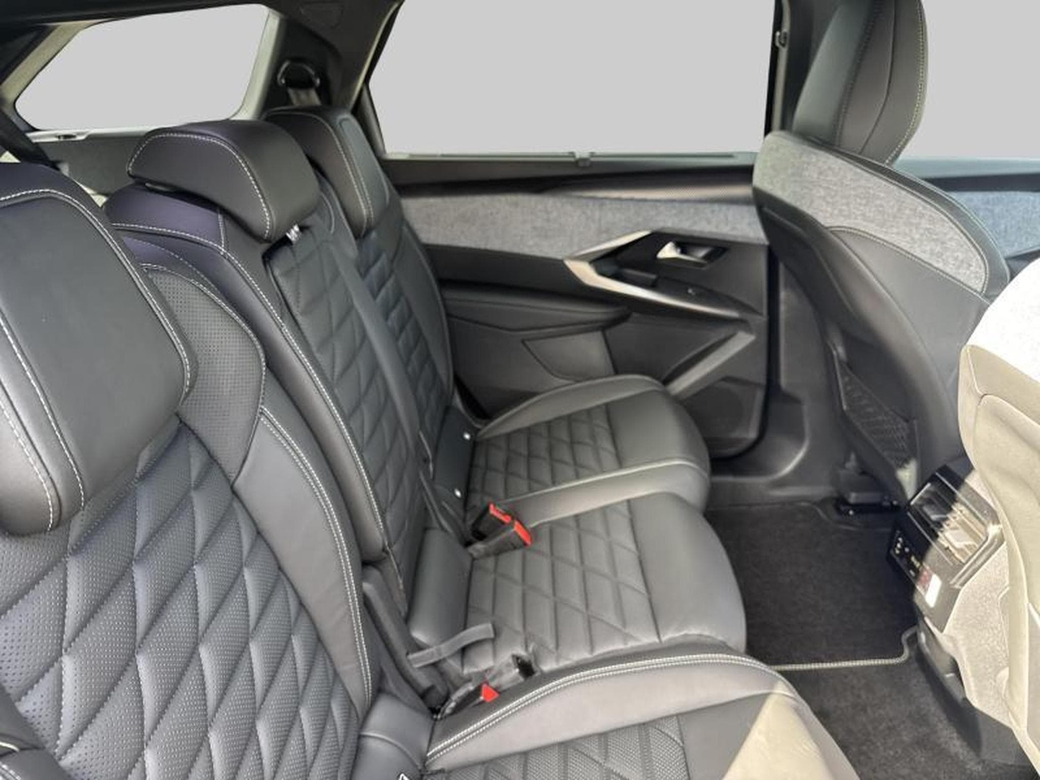 Peugeot 5008 First Edition GT Plug-in Hybrid 195 e-DCS7 (2025) - Foto 19