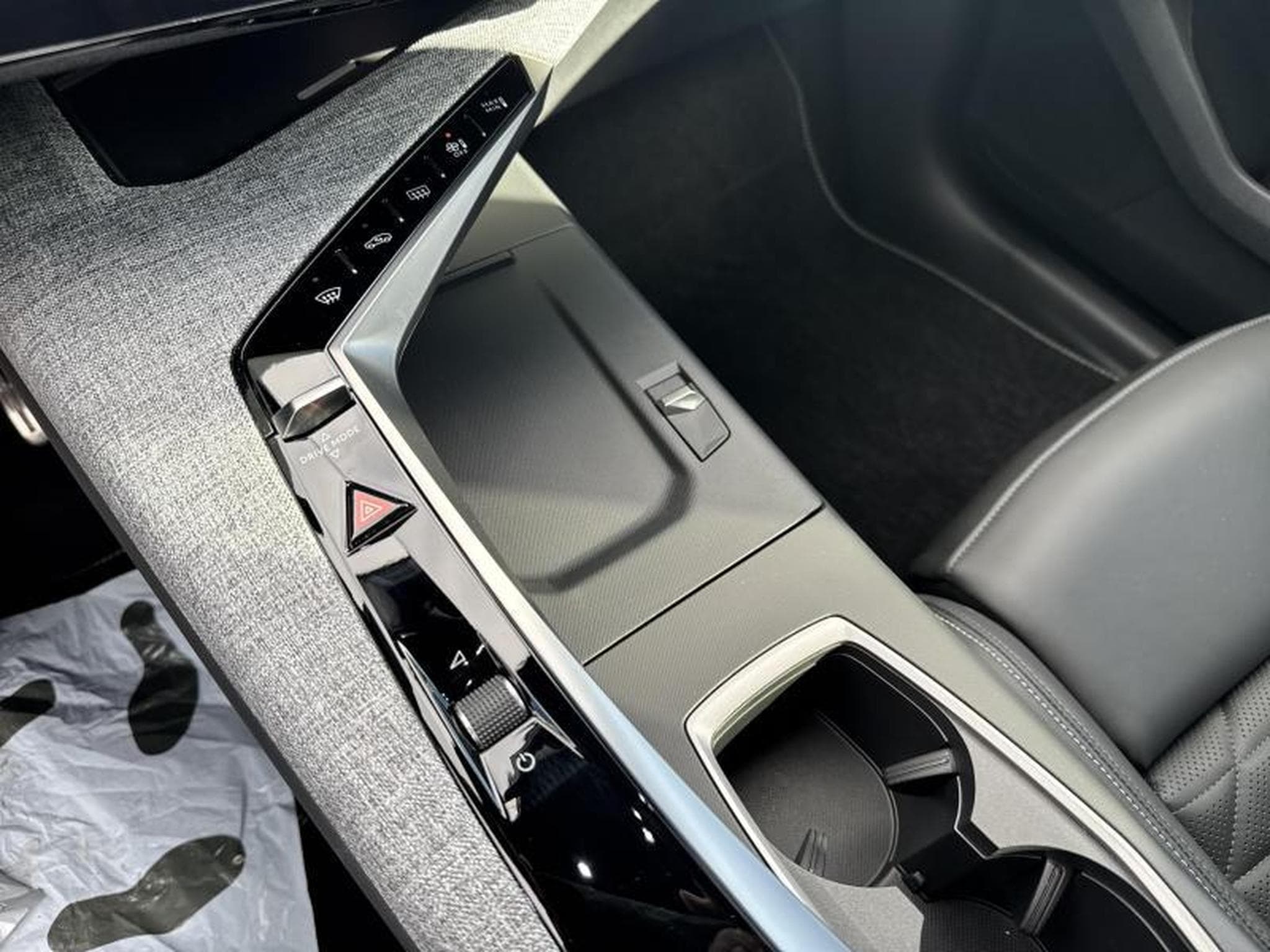 Peugeot 5008 First Edition GT Plug-in Hybrid 195 e-DCS7 (2025) - Foto 22