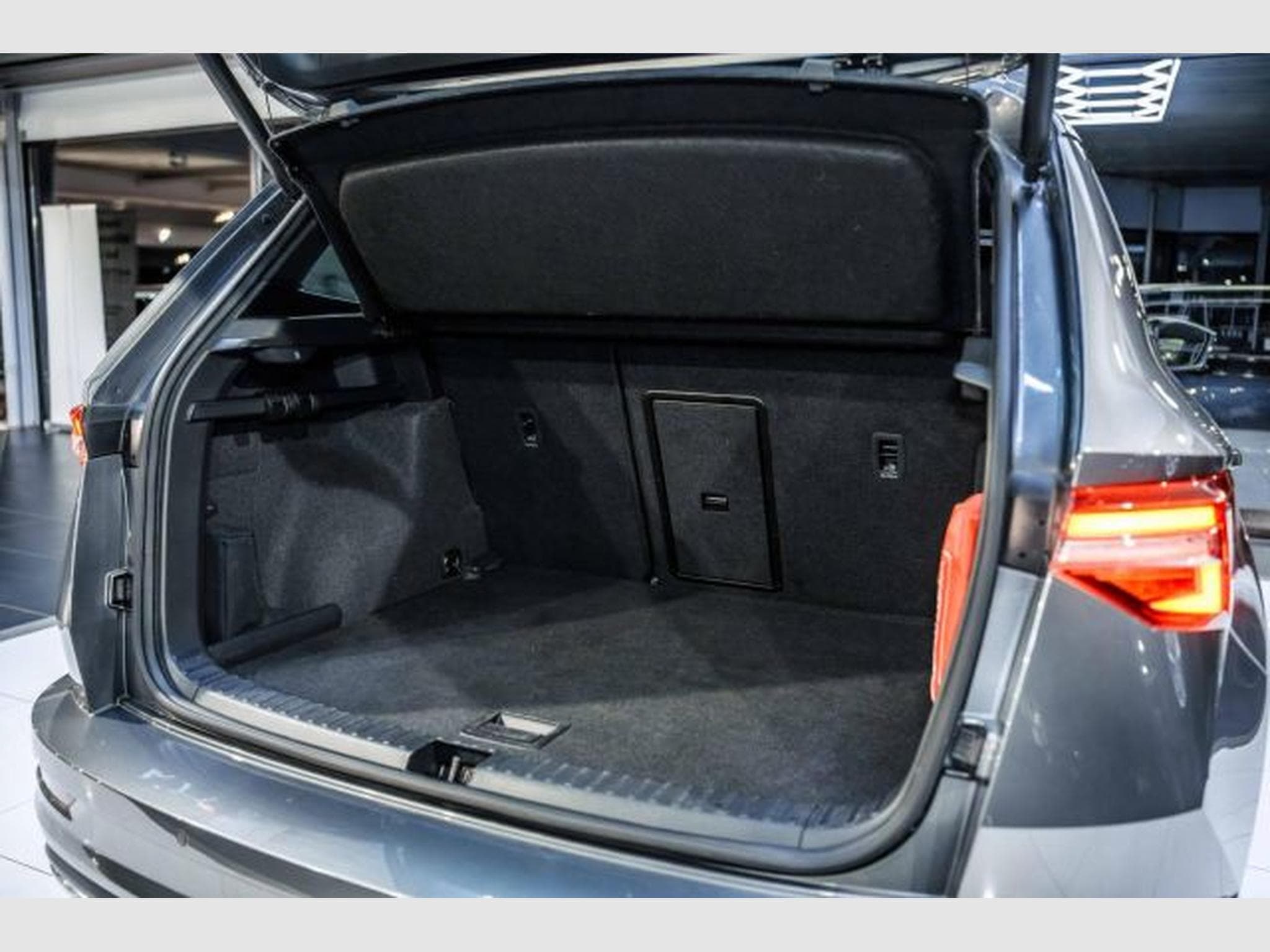 Skoda Karoq Karoq 2.0 TDI DSG Sportline NAVI 4x4 AHK STAHZG (2023) - Foto 15