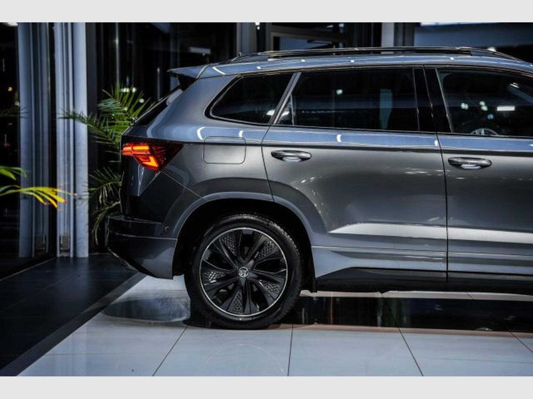 Skoda Karoq Karoq 2.0 TDI DSG Sportline NAVI 4x4 AHK STAHZG (2023) - Foto 8